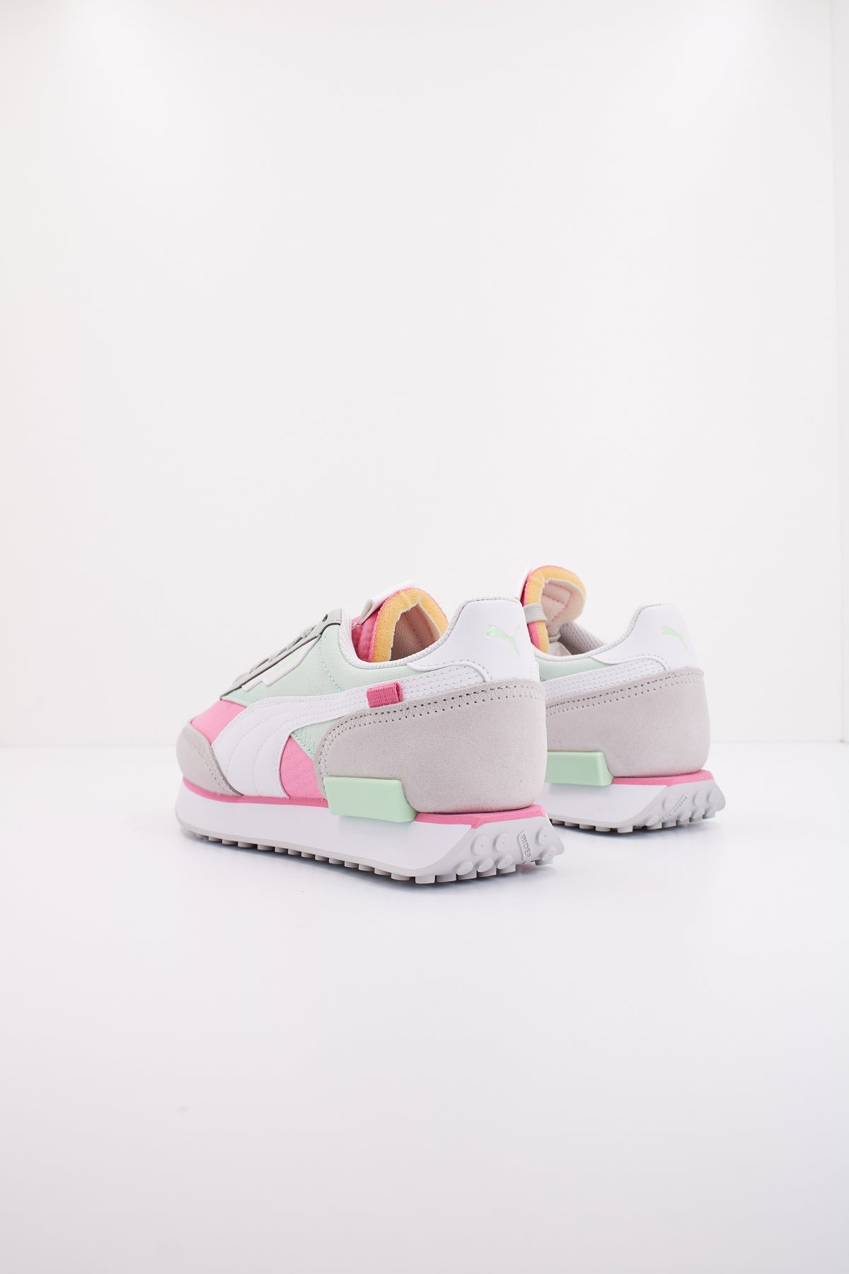 PUMA FUTURE RIDER PLAY ON en color ROSA  (3)