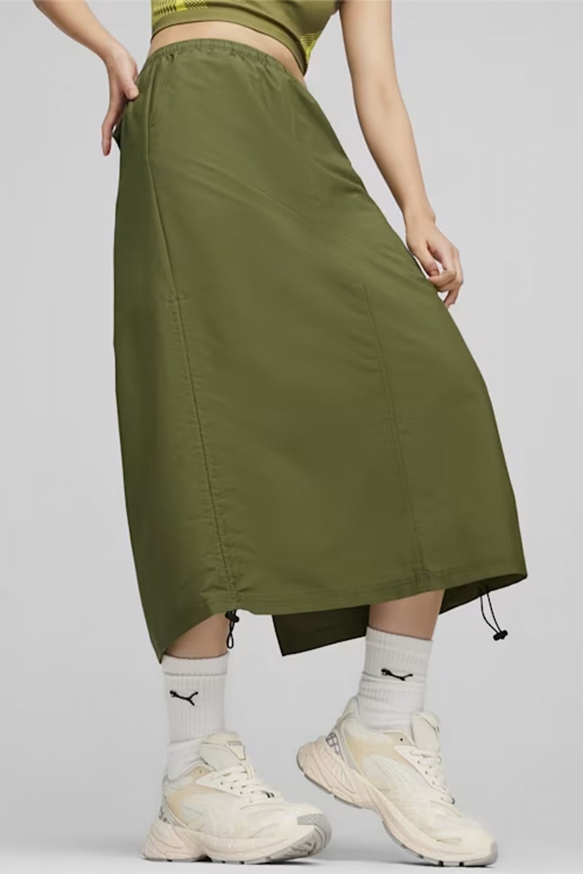 PUMA DARE TO MIDI WOVEN SKIRT en color VERDE  (1)