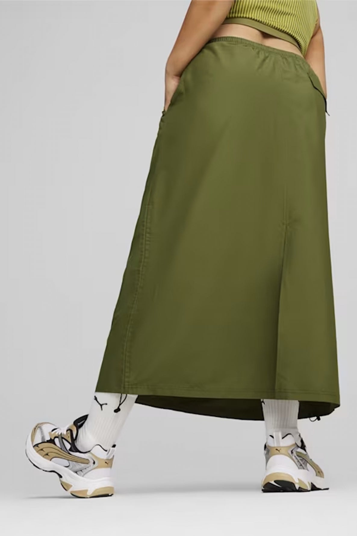 PUMA DARE TO MIDI WOVEN SKIRT en color VERDE  (3)