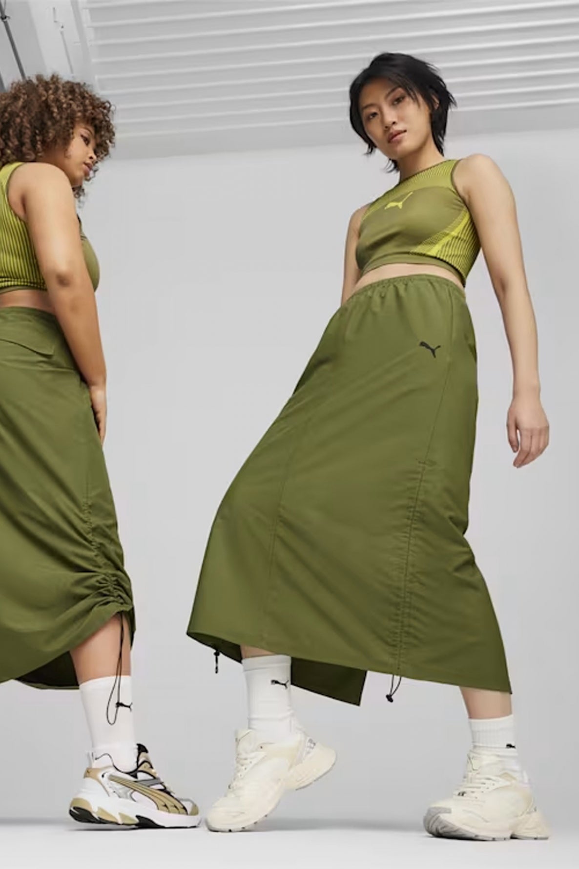 PUMA DARE TO MIDI WOVEN SKIRT en color VERDE  (4)