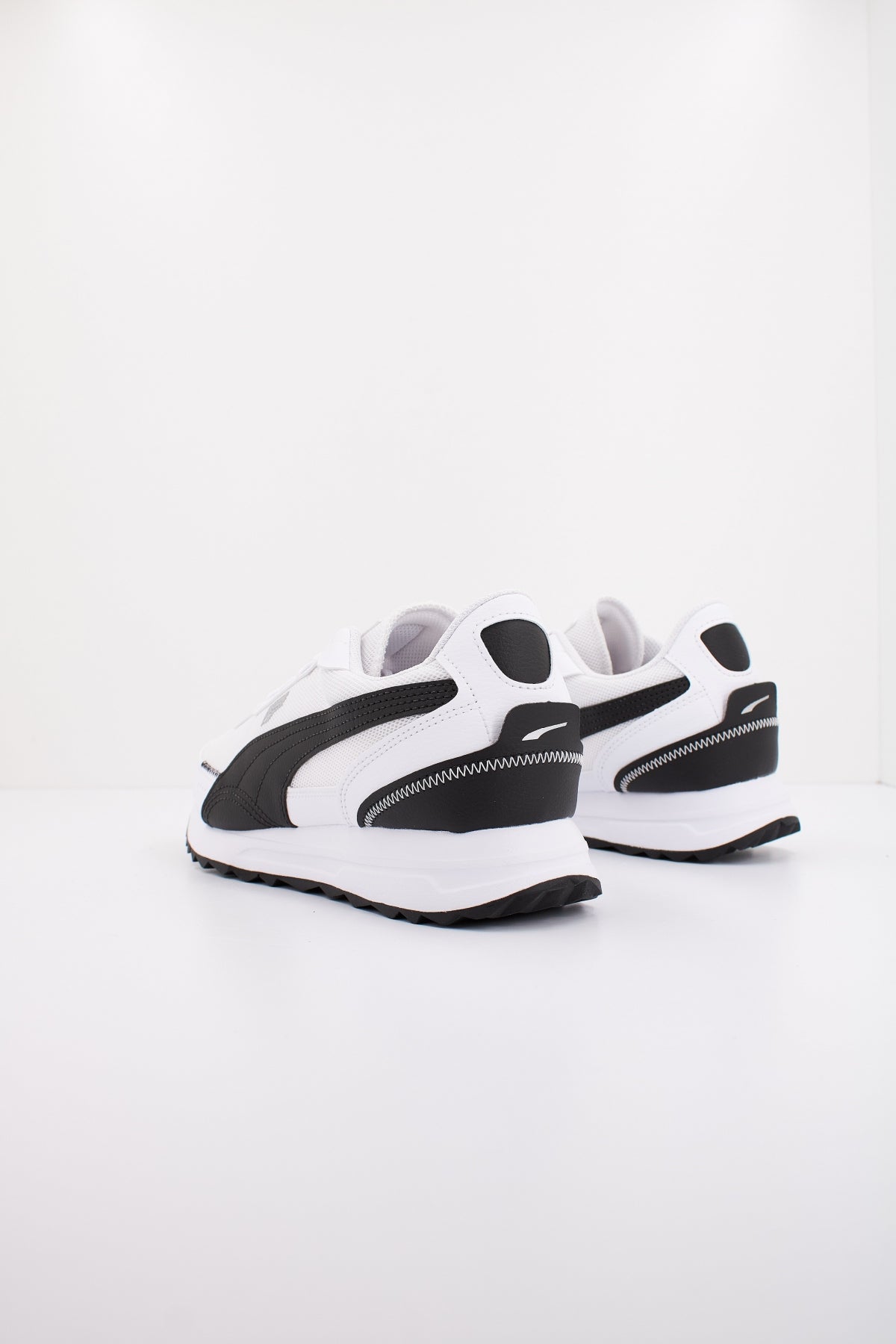 PUMA ROAD RIDER LTH en color BLANCO  (3)