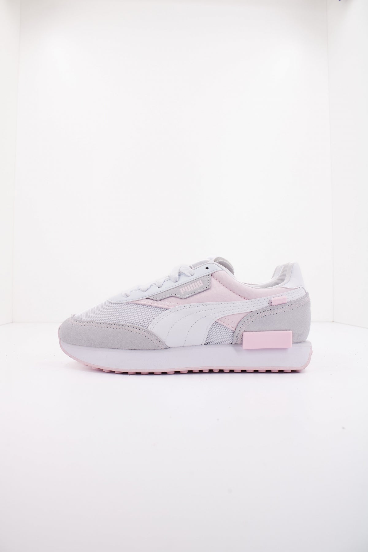 PUMA FUTURE RIDER QUEEN OF <S en color BLANCO  (1)