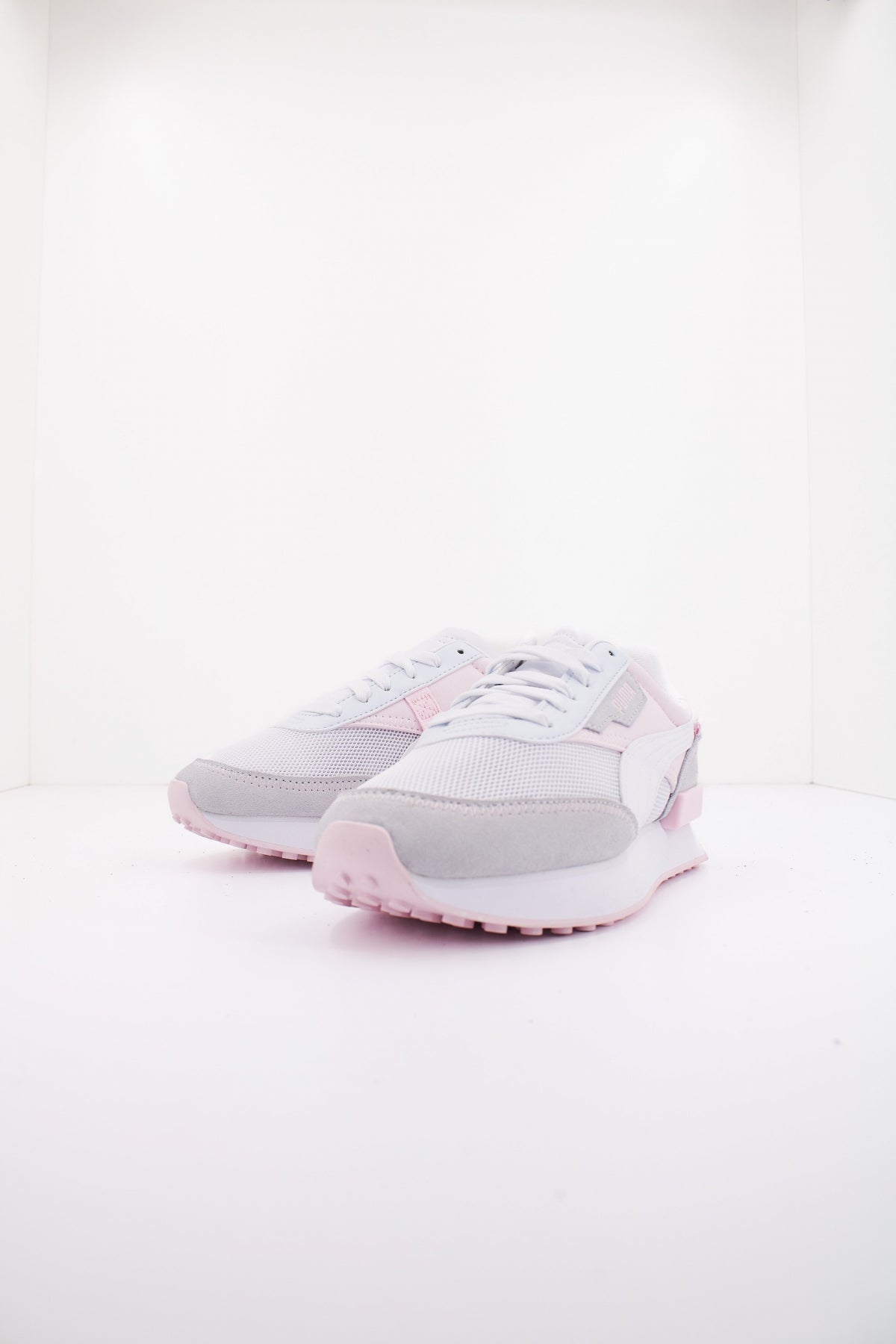 PUMA FUTURE RIDER QUEEN OF <S en color BLANCO  (2)