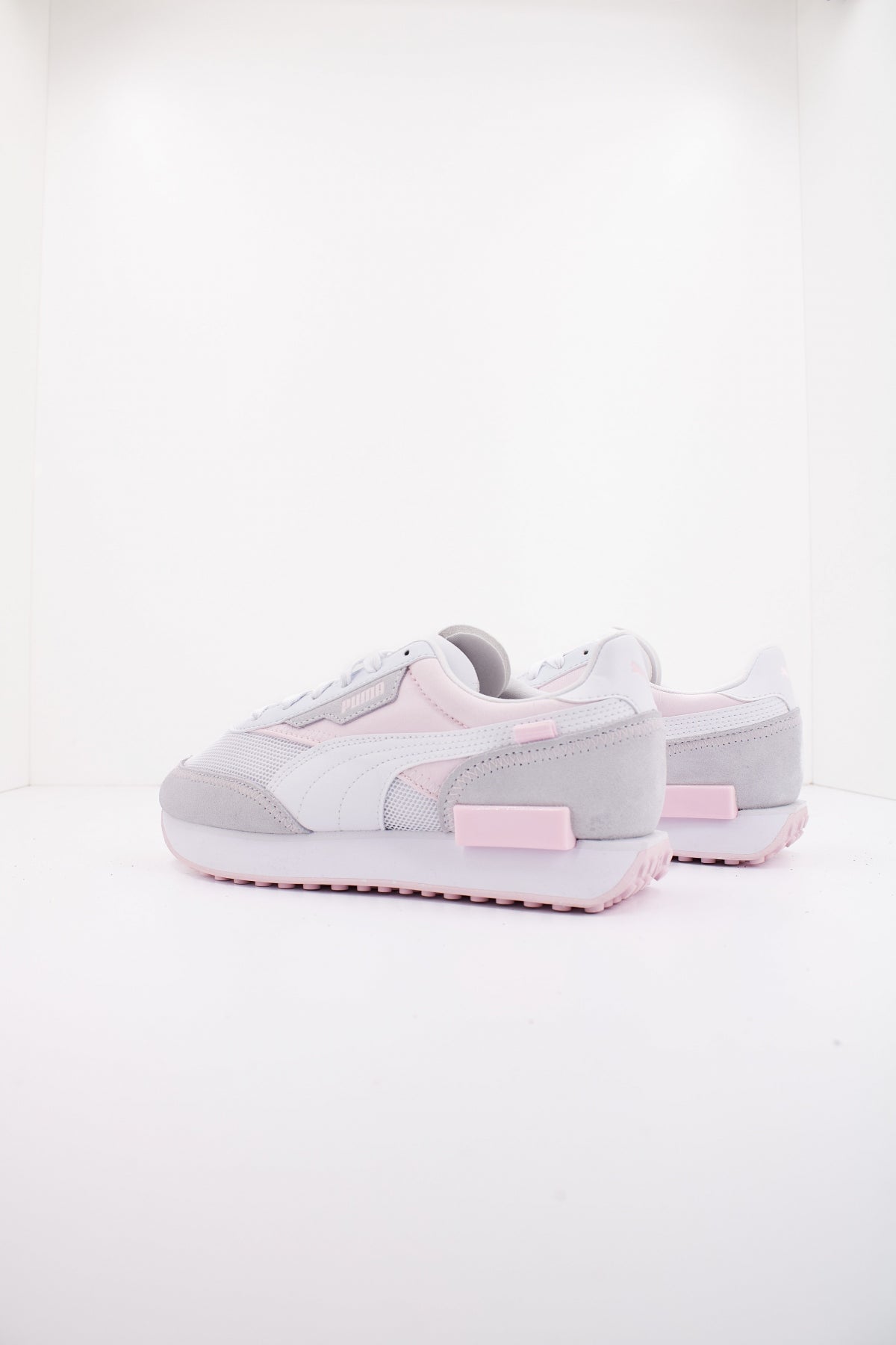 PUMA FUTURE RIDER QUEEN OF <S en color BLANCO  (3)