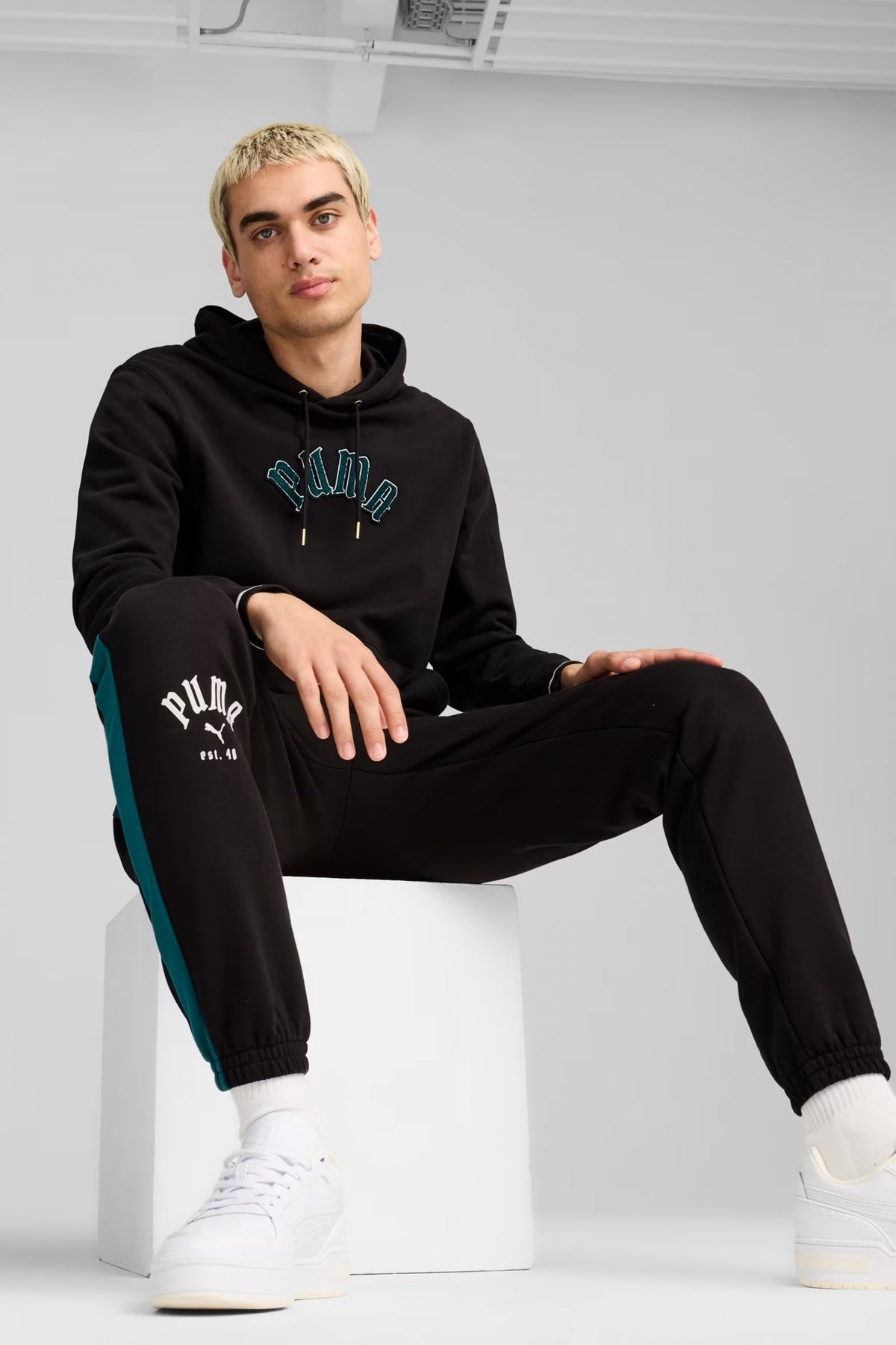 PUMA CLASSICS PLAY PARIS HOODIE en color NEGRO  (4)