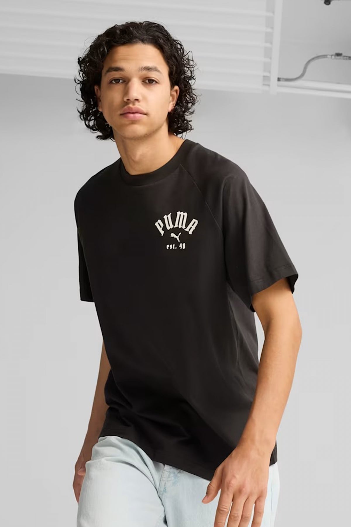 PUMA  CLASSICS RELAXED GRAPHIC T en color NEGRO  (1)