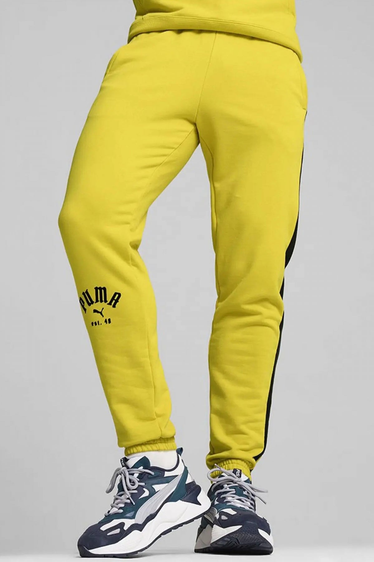 PUMA T PLAY PARIS SWEATPANTS en color AMARILLO  (1)