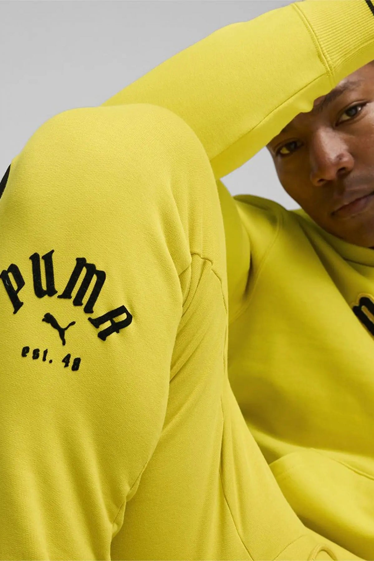 PUMA T PLAY PARIS SWEATPANTS en color AMARILLO  (3)