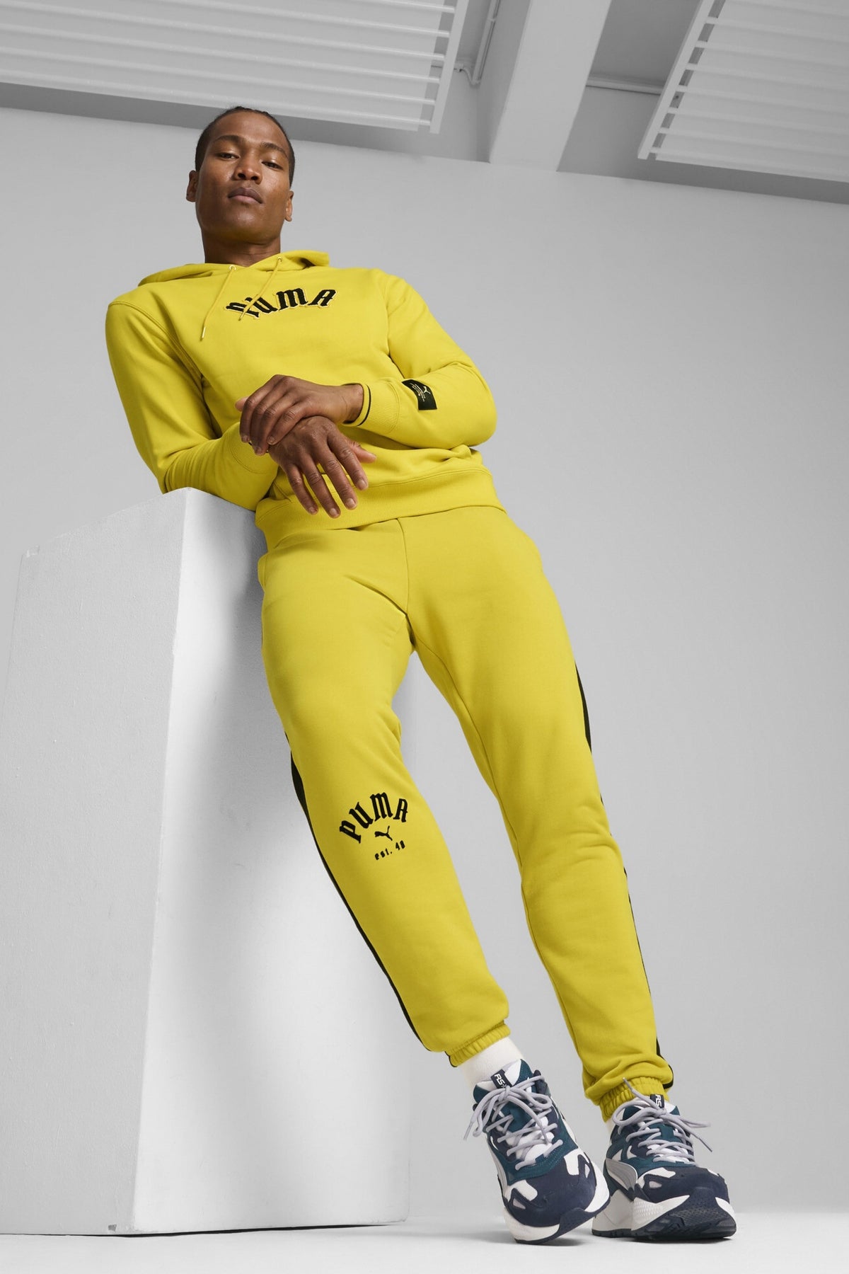 PUMA T PLAY PARIS SWEATPANTS en color AMARILLO  (4)