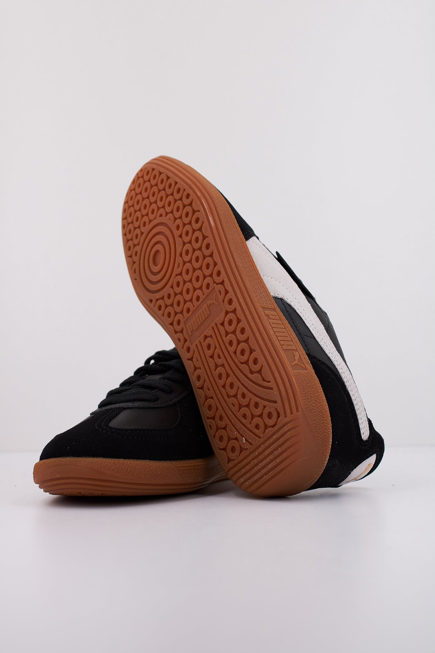 PUMA PALERMO LTH en color NEGRO  (5)