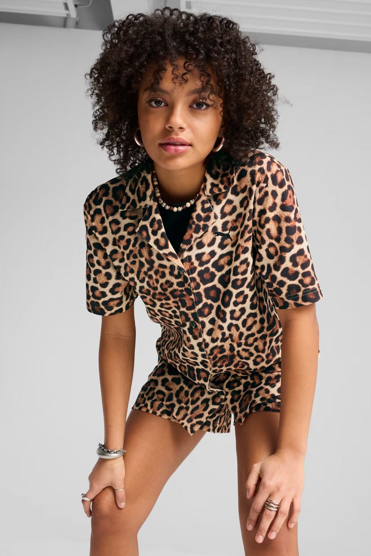 PUMA  LEO LUXE RELAXED AOP SHIRT en color ANIMAL PRINT  (1)