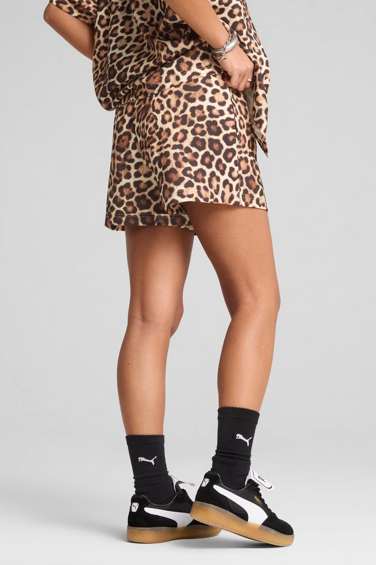 PUMA LEO LUXE A-LINE AOP SHORTS en color ANIMAL PRINT  (2)