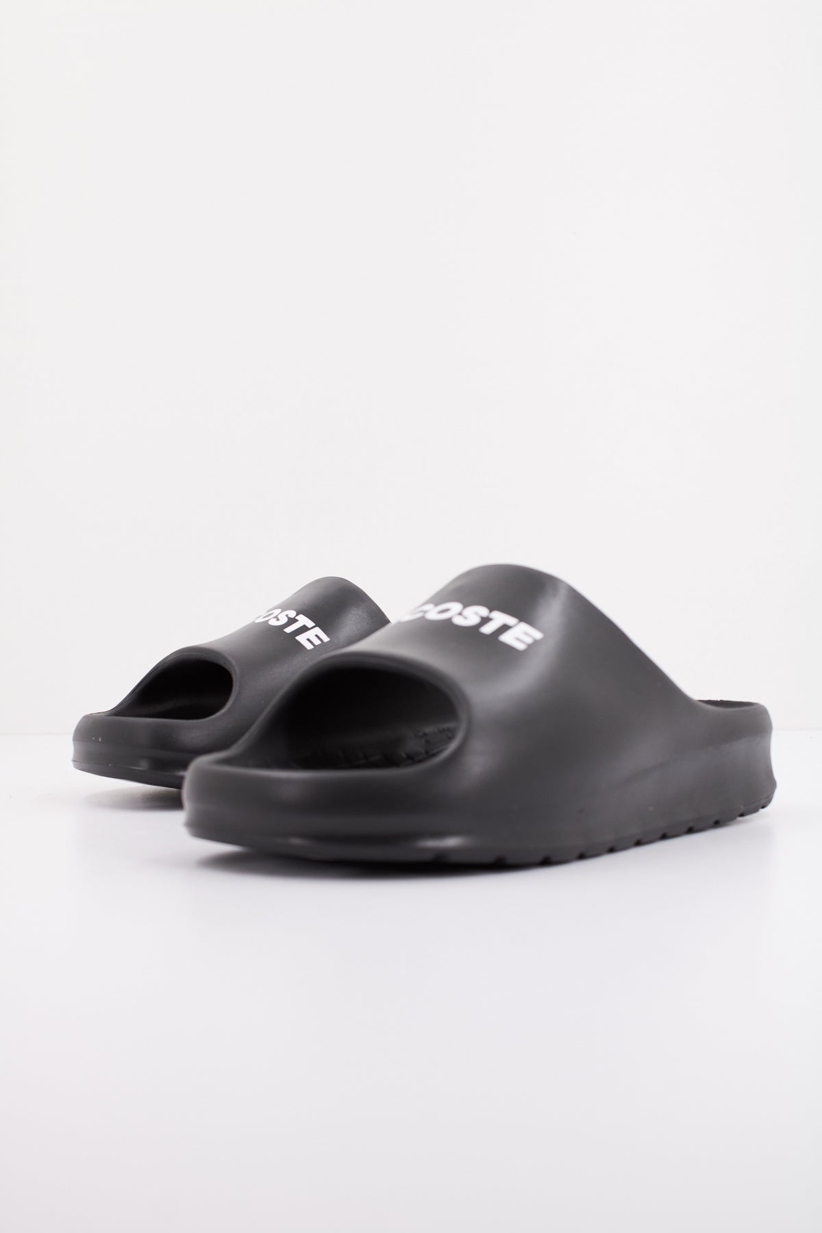 LACOSTE SERVE SLIDE . SYNTHETIC en color NEGRO  (2)