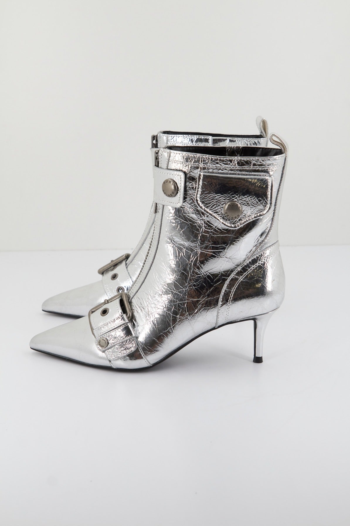 KURT GEIGER LONDON HACKNEY KITTEN BOOT en color PLATA  (1)