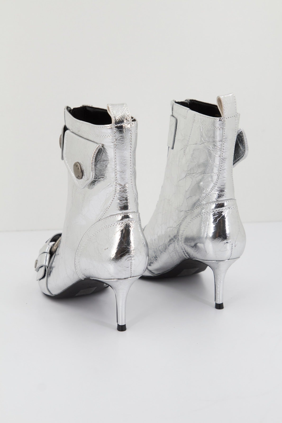 KURT GEIGER LONDON HACKNEY KITTEN BOOT en color PLATA  (4)