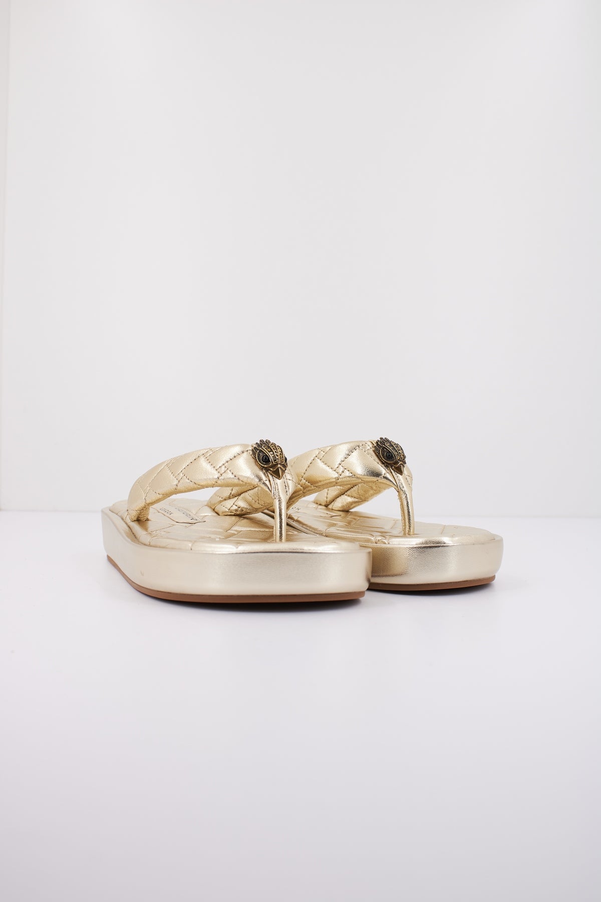 KURT GEIGER LONDON KENSINGTON PUFF FLIP FLOP en color ORO  (2)