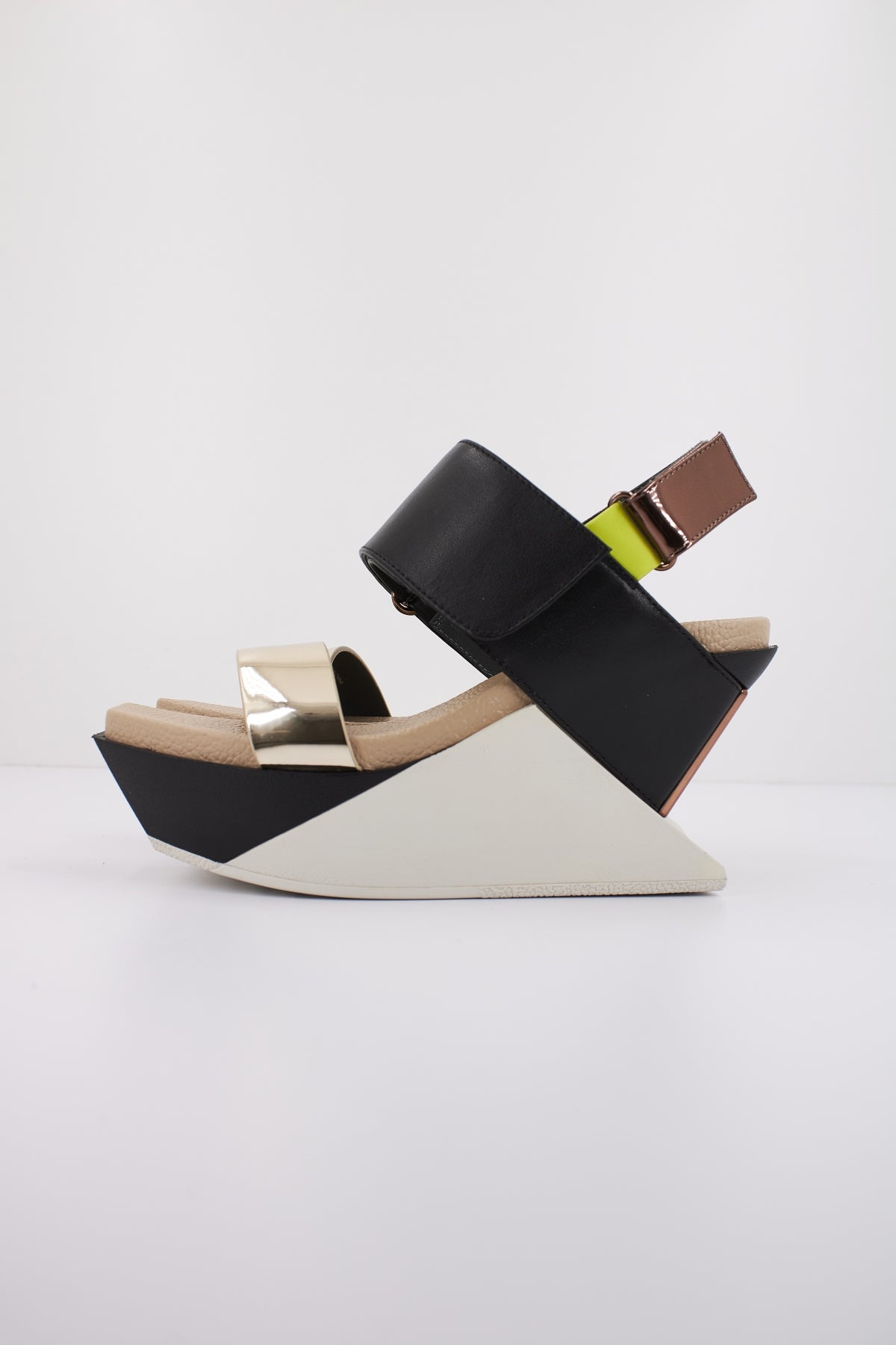 UNITED NUDE DELTA WEDGE SANDAL en color BRONCE  (1)