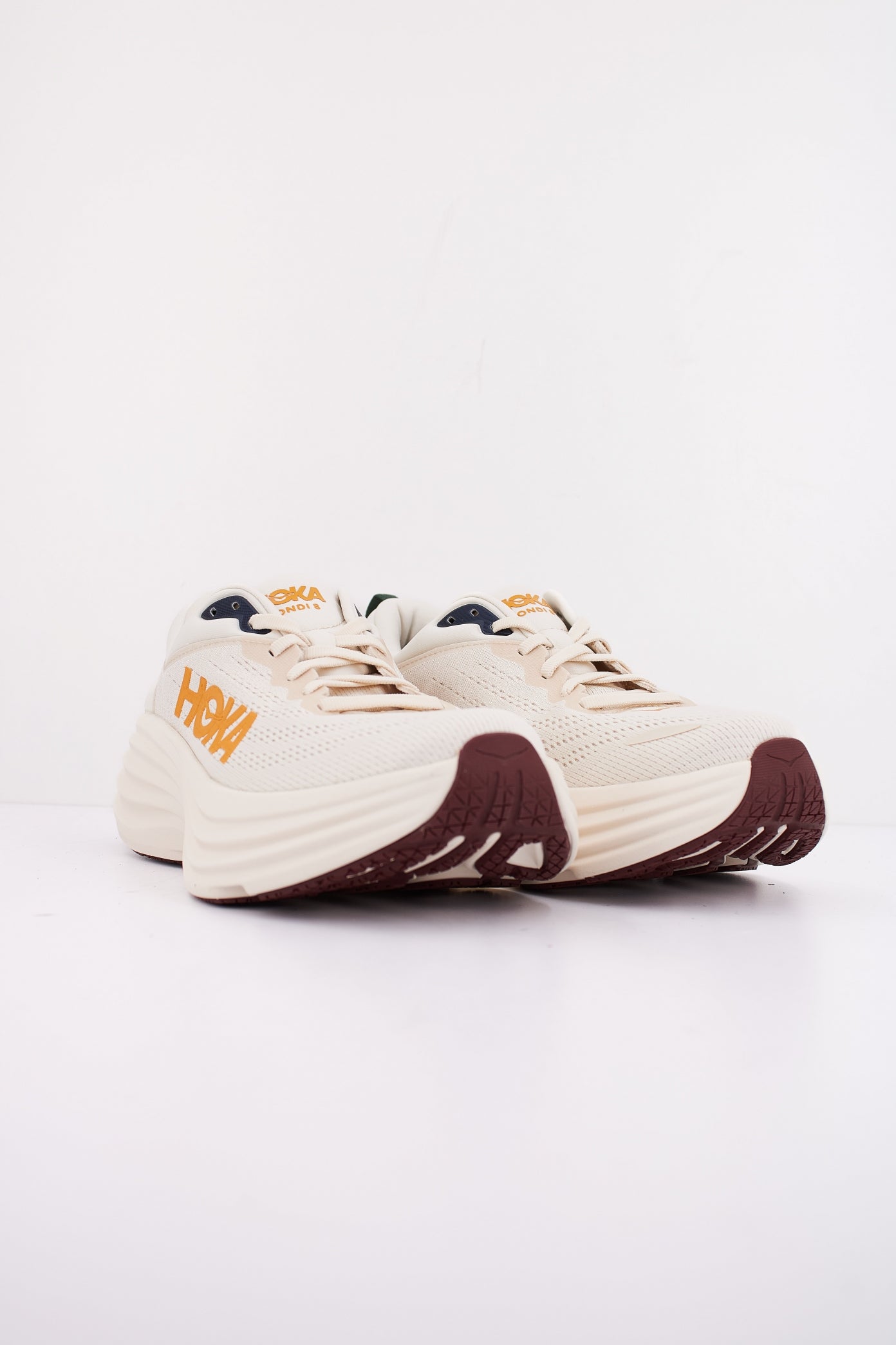 HOKA BONDI  en color BLANCO  (2)