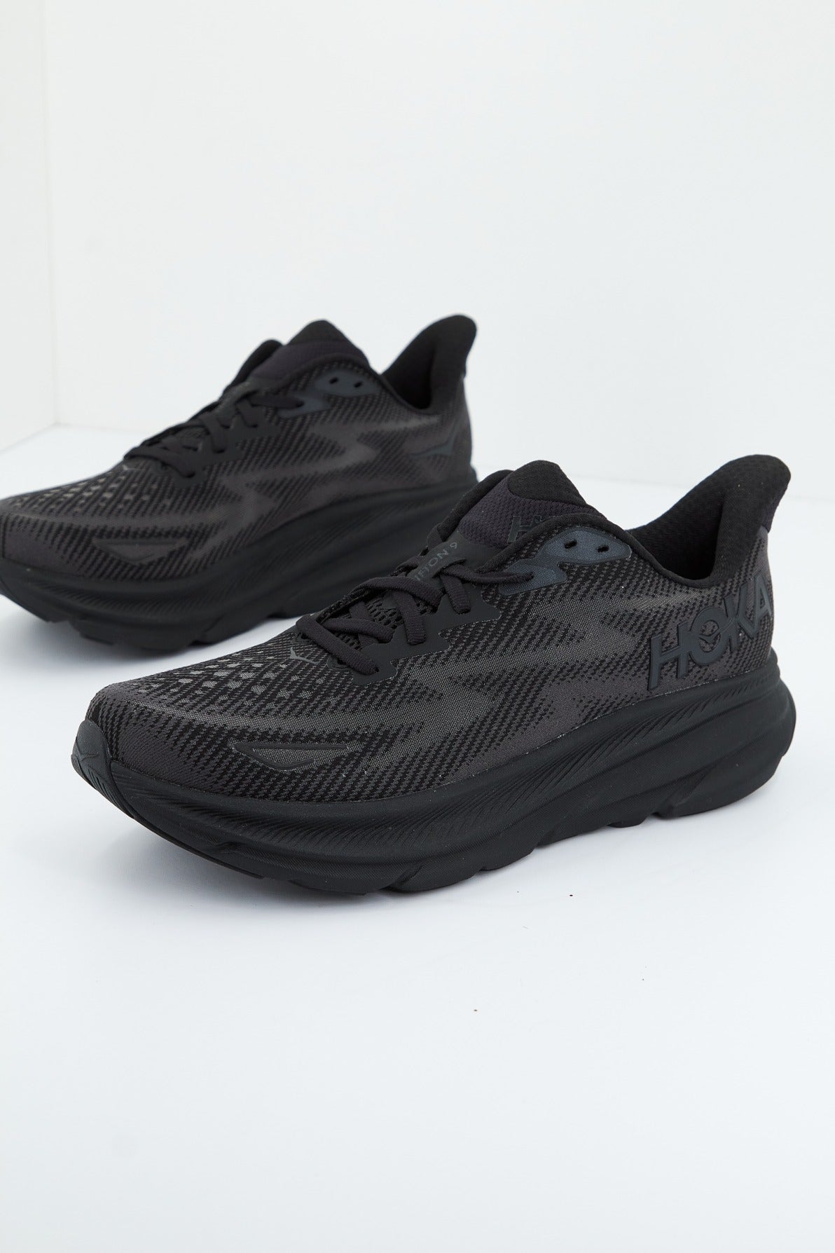 HOKA M CLIFTON  en color NEGRO  (1)