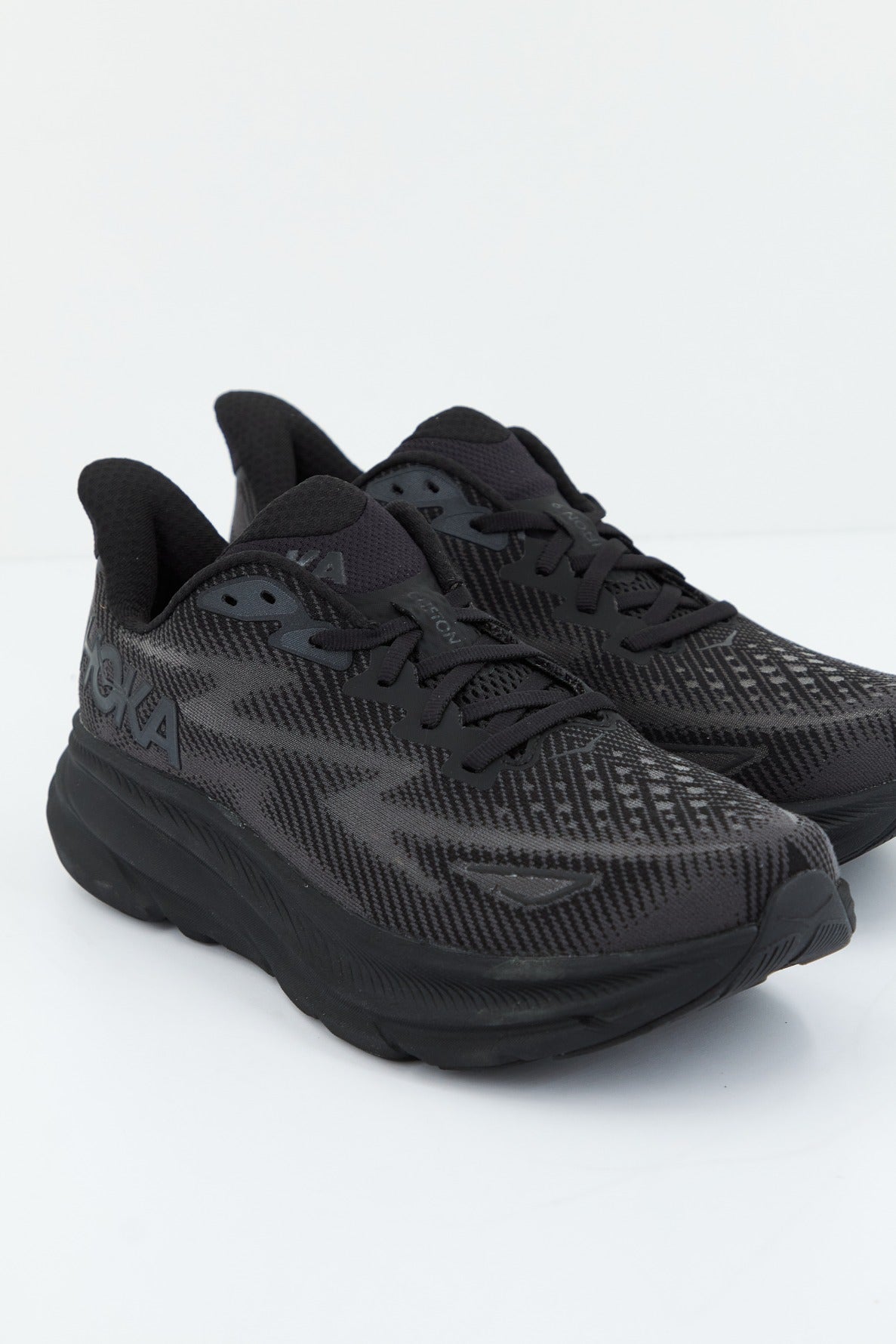 HOKA M CLIFTON  en color NEGRO  (2)