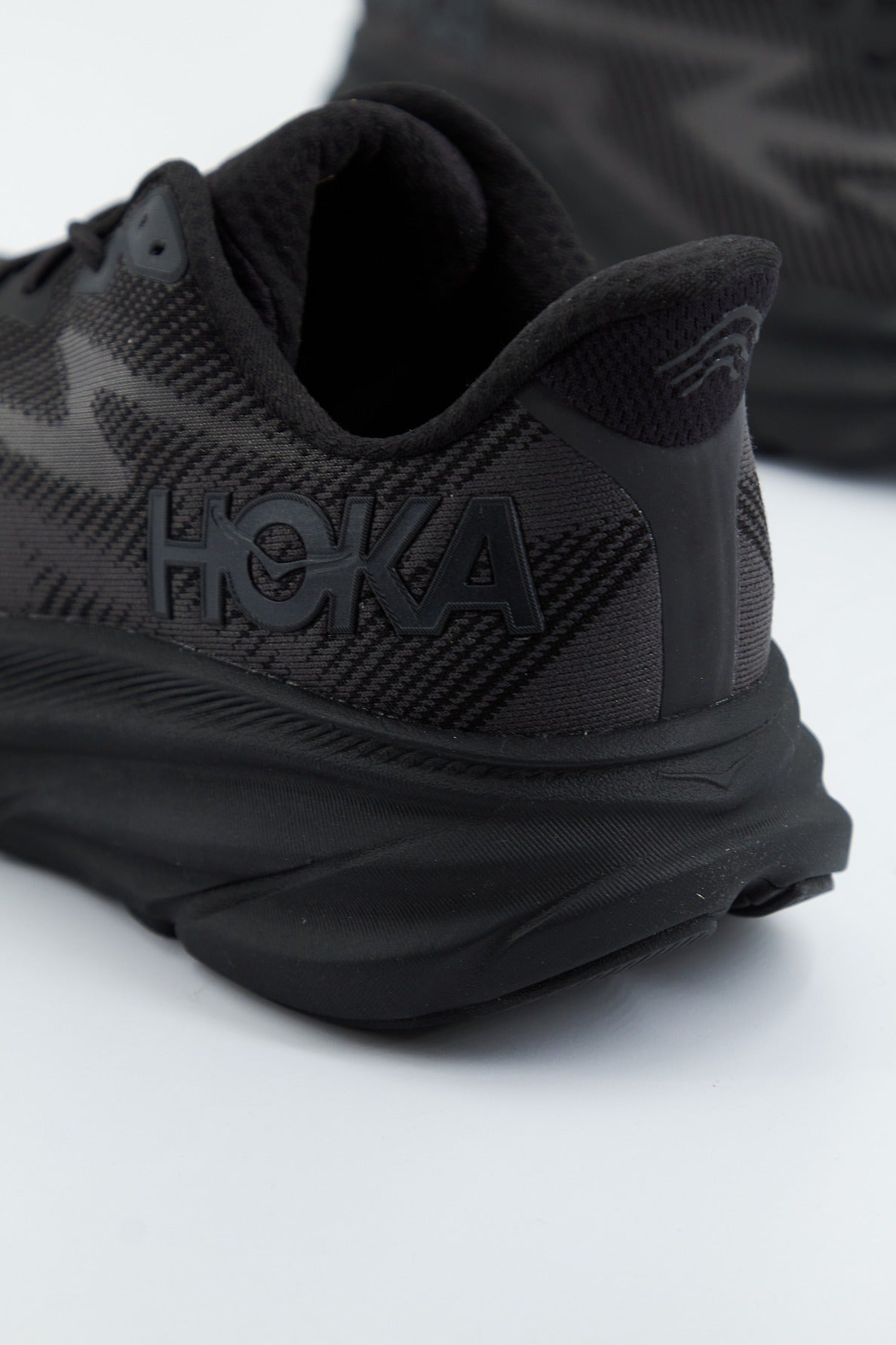 HOKA M CLIFTON  en color NEGRO  (3)