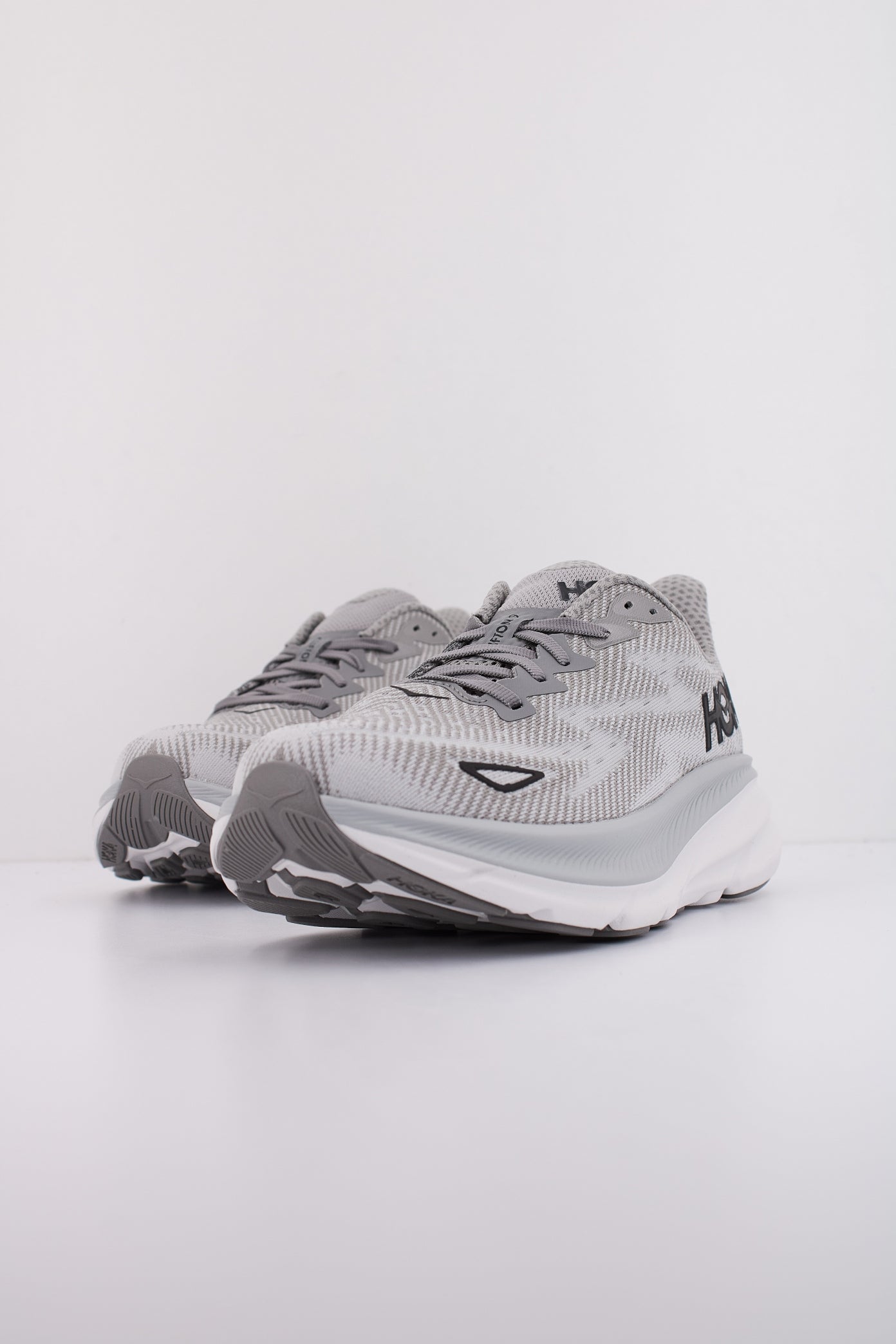 HOKA CLIFTON  en color GRIS  (2)