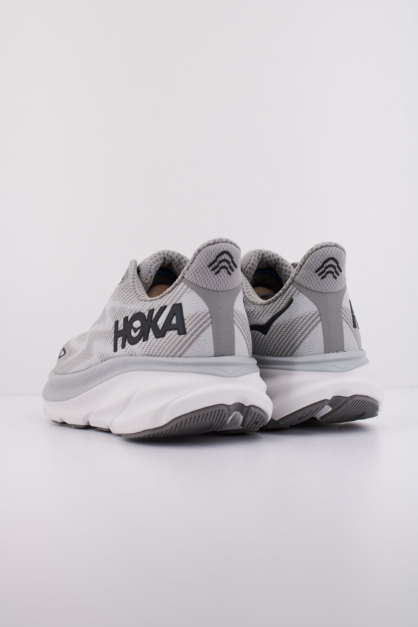 HOKA CLIFTON  en color GRIS  (4)