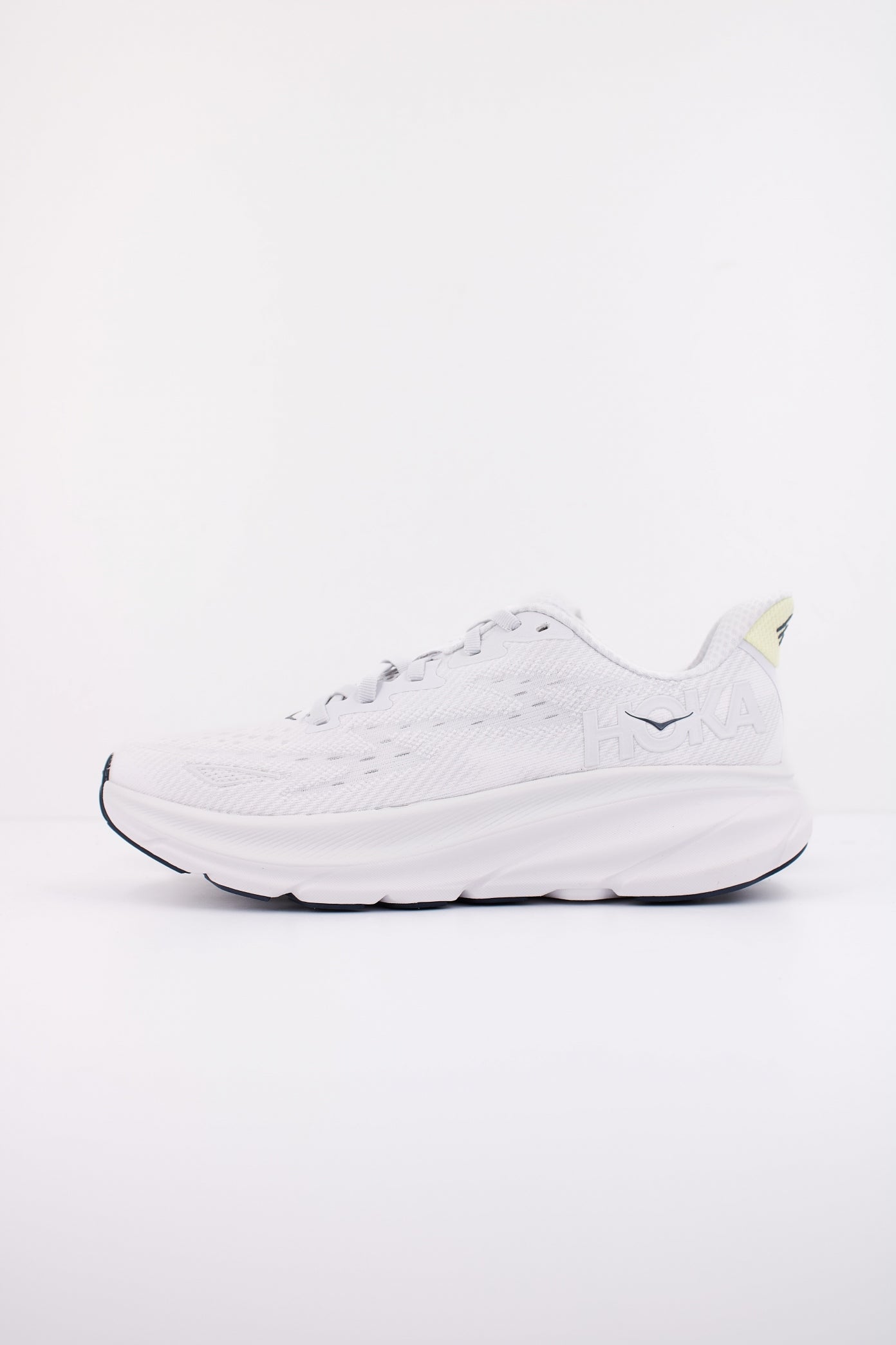 HOKA CLIFTON  en color BLANCO  (1)