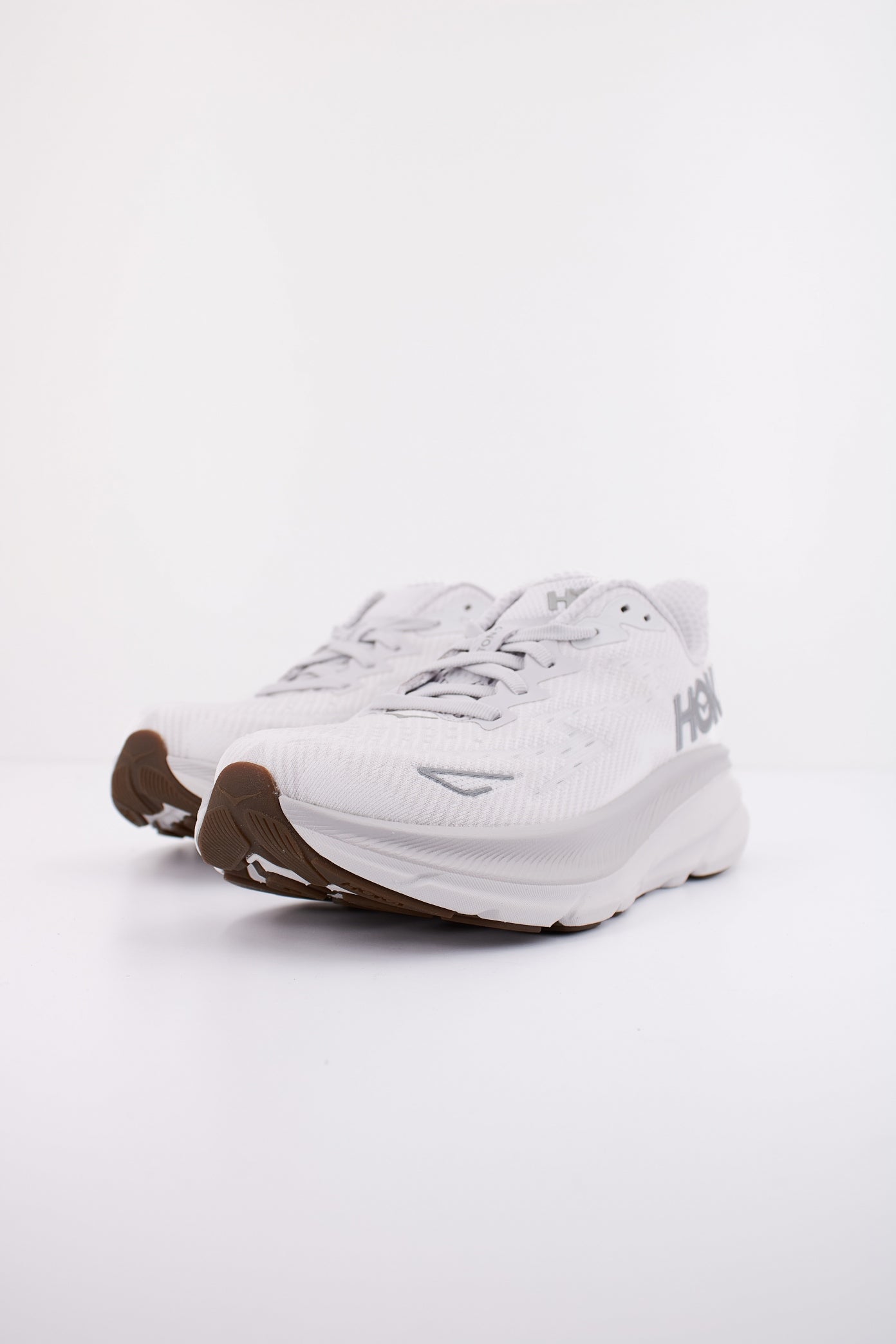 HOKA CLIFTON  en color GRIS  (2)