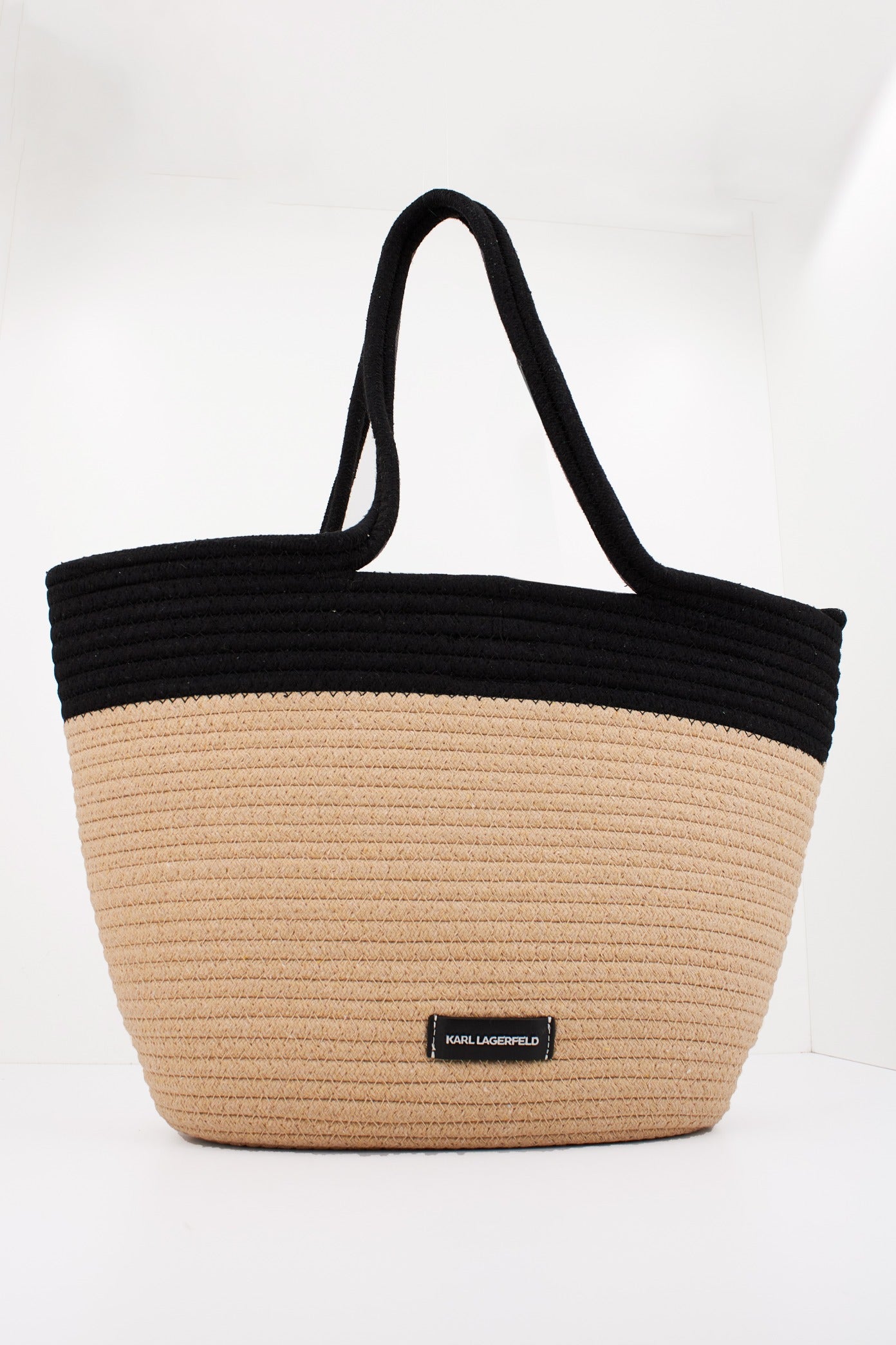 KARL LAGERFELD K/SIGNATURE BEACH BASKET en color NEGRO  (2)