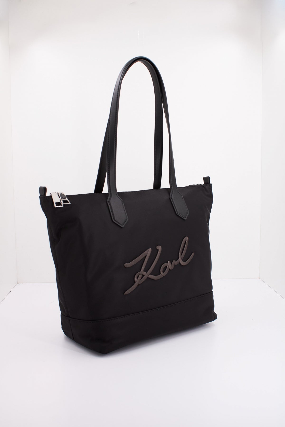 KARL LAGERFELD  K/SIGNATURE NYLON MD TOTE en color NEGRO  (2)