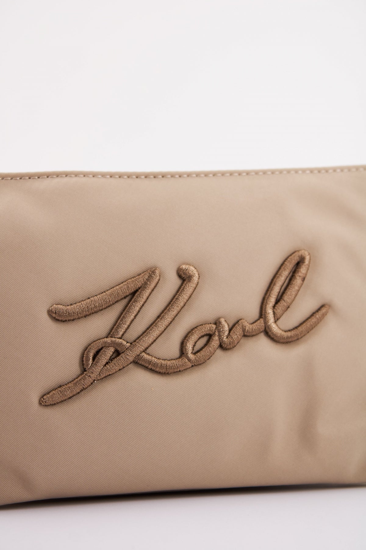 KARL LAGERFELD K/SIGNATURE NYLON CB POUCH en color MARRON CLARO  (4)