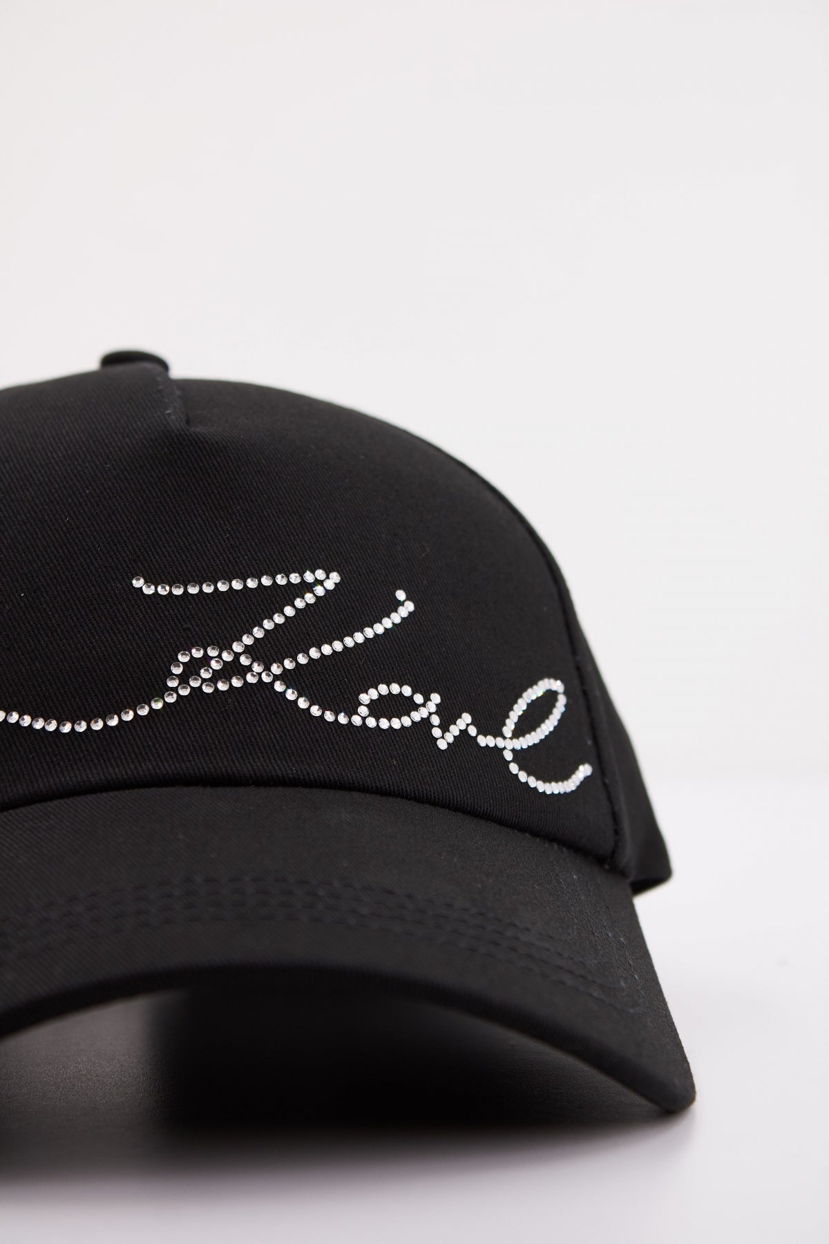 KARL LAGERFELD K/SIGNATURE RHNSTN CAP en color NEGRO  (4)