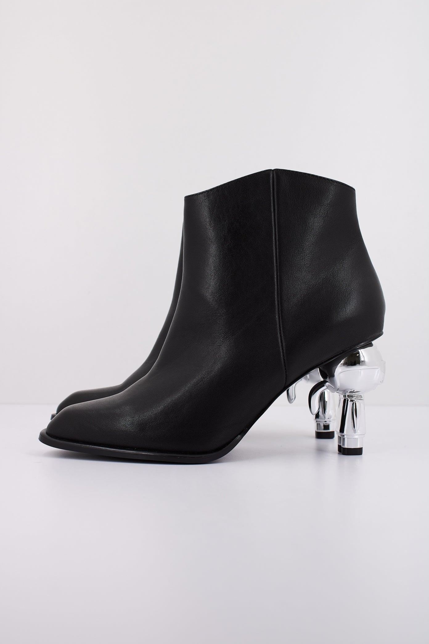 KARL LAGERFELD HEEL SHORT ZIP BOOT en color NEGRO  (1)