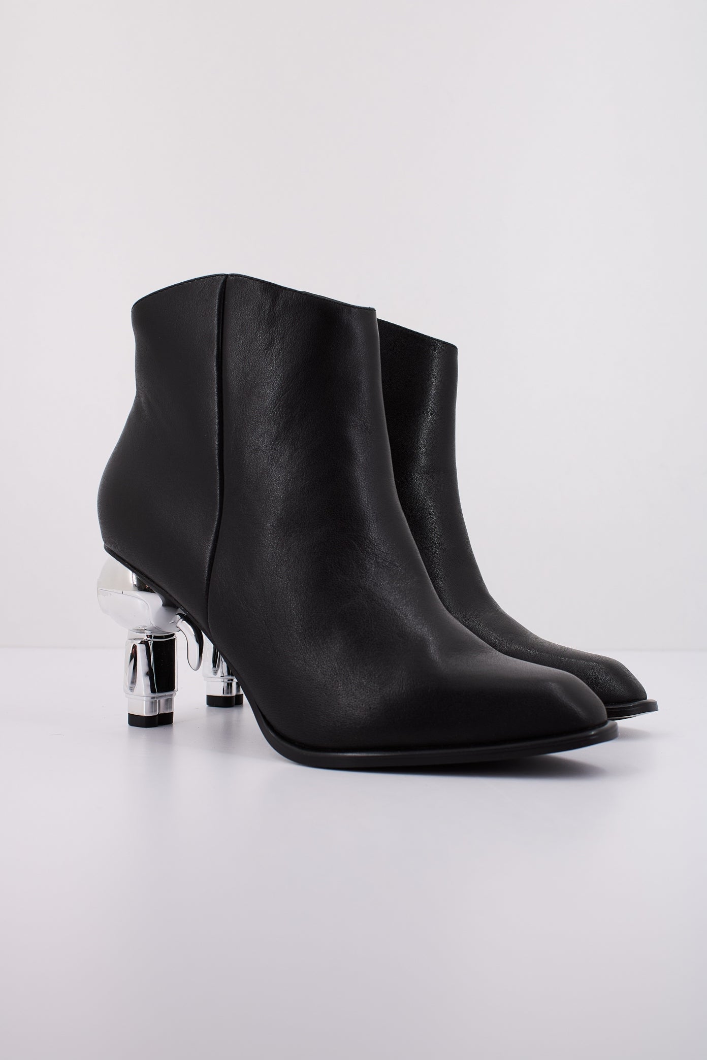 KARL LAGERFELD HEEL SHORT ZIP BOOT en color NEGRO  (2)