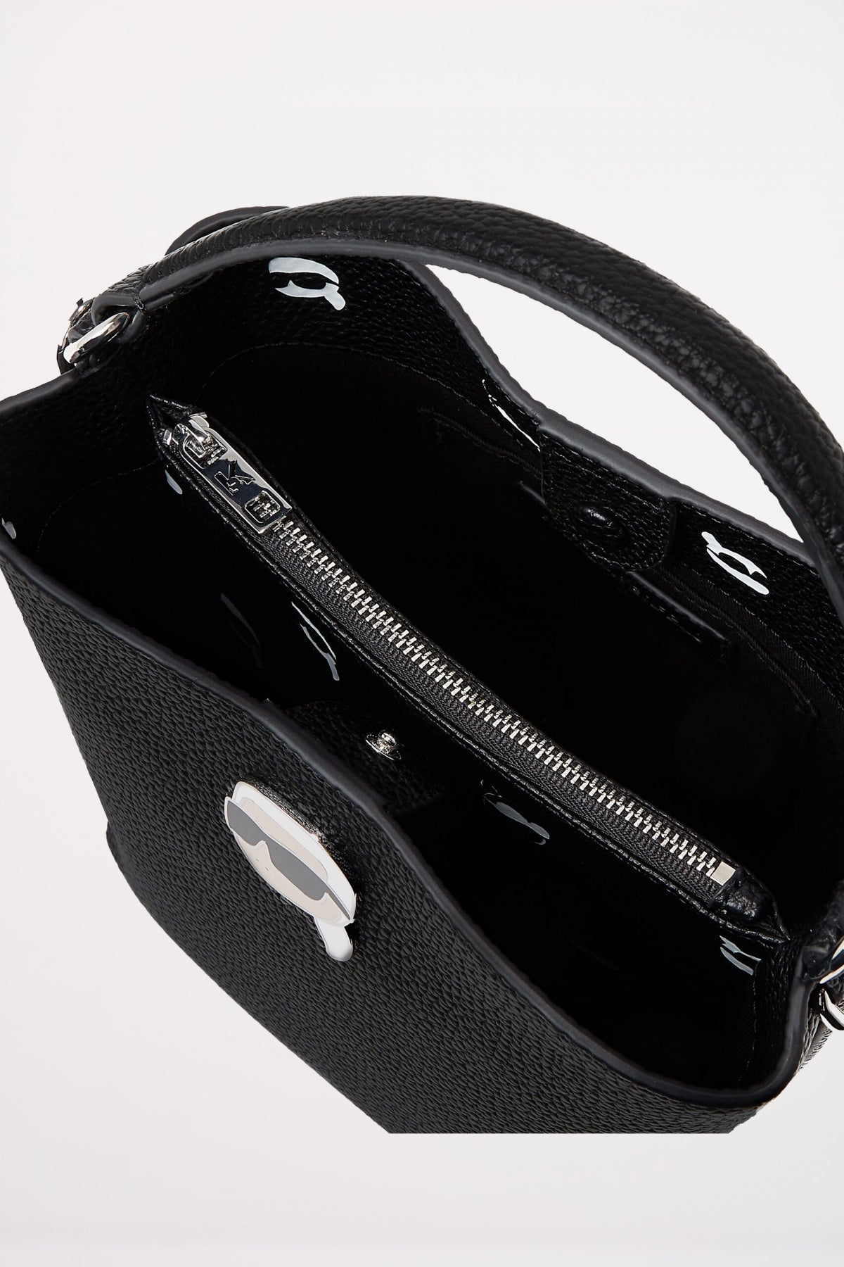 KARL LAGERFELD IKON PEBBLE BUKET BAG en color NEGRO  (3)