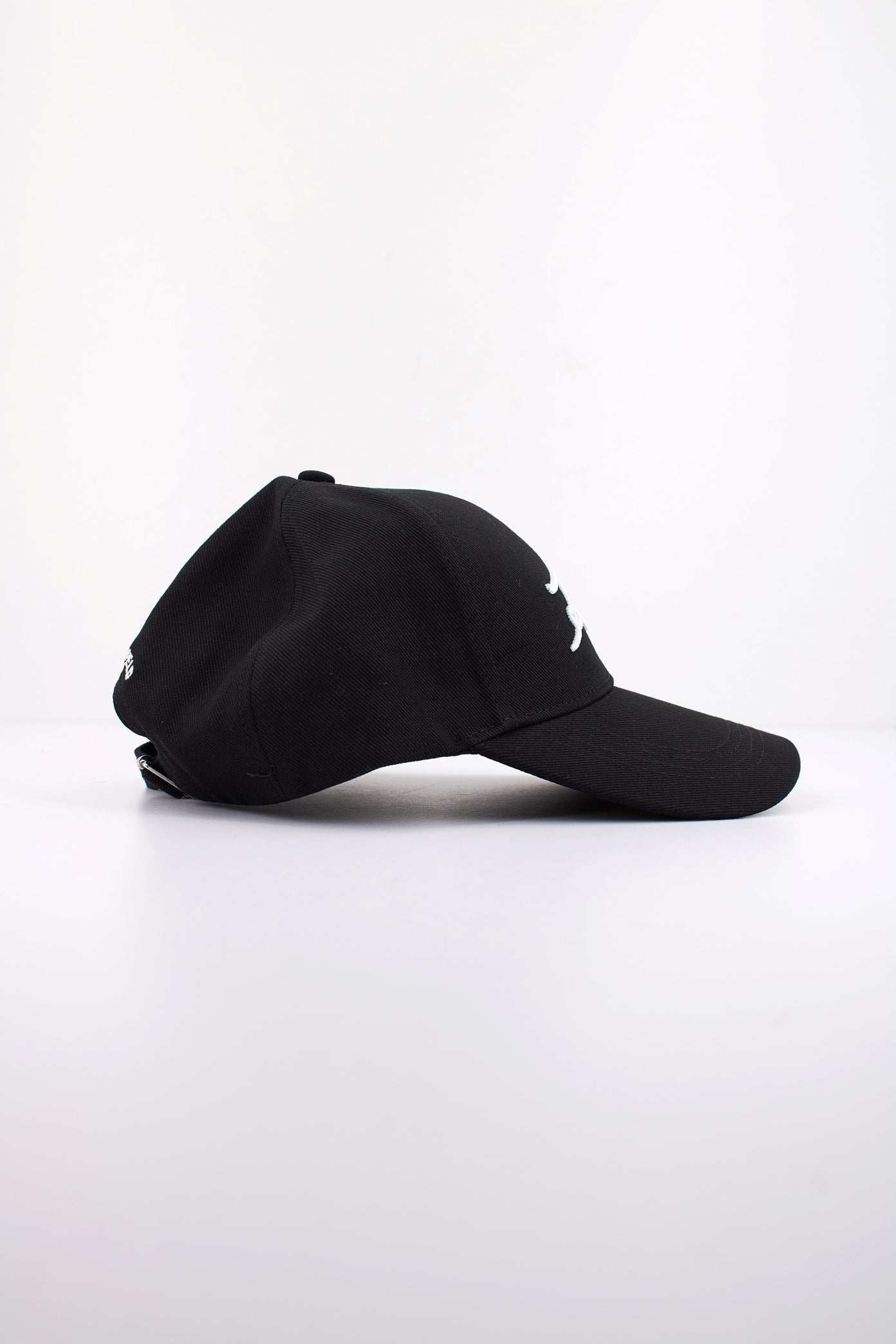 KARL LAGERFELD SIGNATURE CAP en color NEGRO  (2)