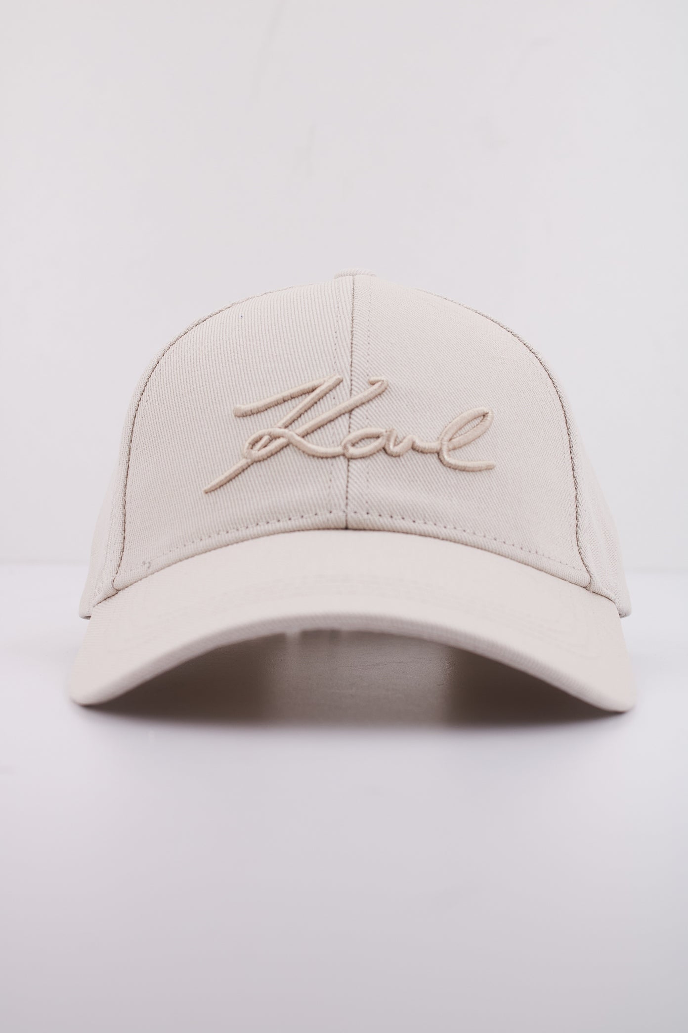 KARL LAGERFELD SIGNATURE CAP en color BEIS  (1)