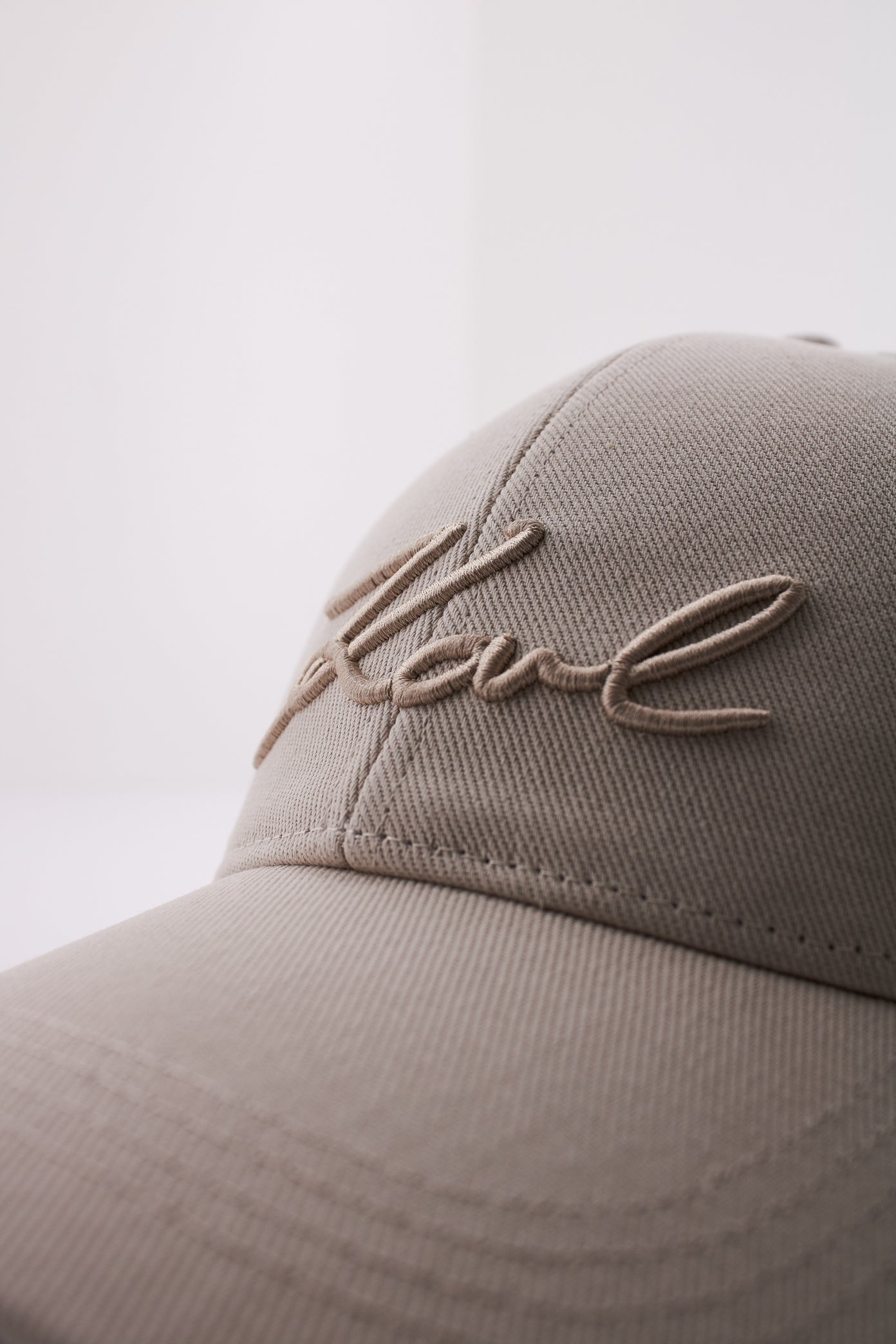 KARL LAGERFELD SIGNATURE CAP en color BEIS  (4)