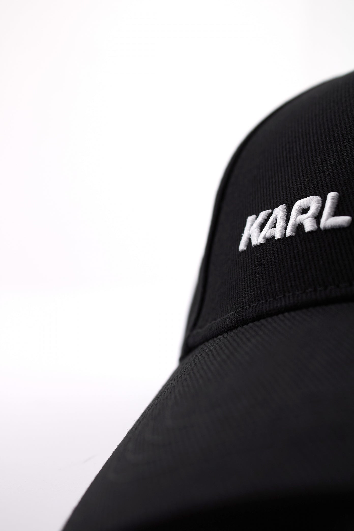 KARL LAGERFELD ESSENTIAL CAP en color NEGRO  (4)