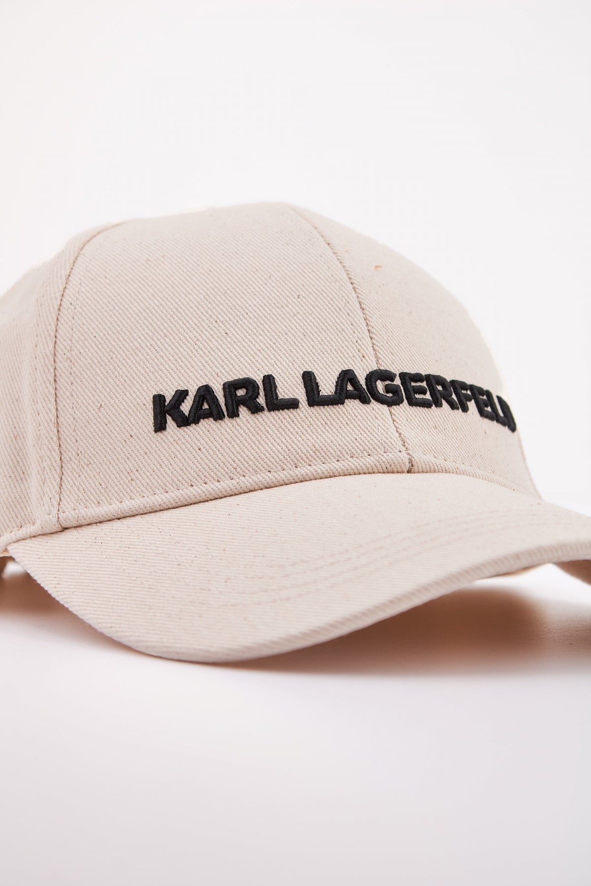 KARL LAGERFELD ESSENTIAL CAP en color BEIS  (4)