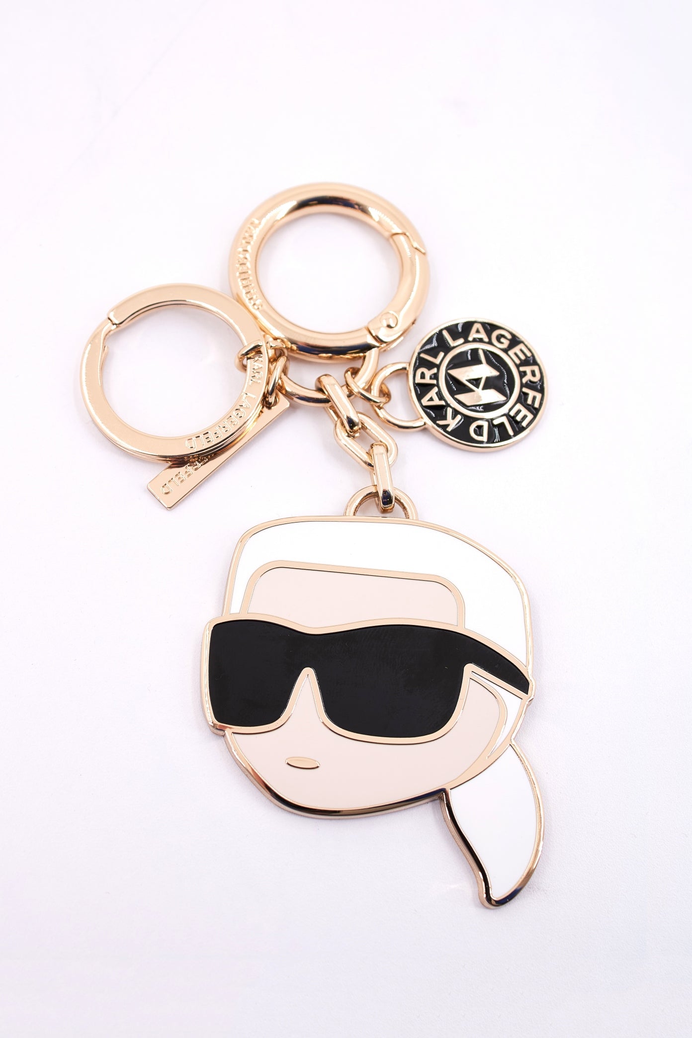 KARL LAGERFELD IKON CHARM KEYCHAIN en color ORO  (1)