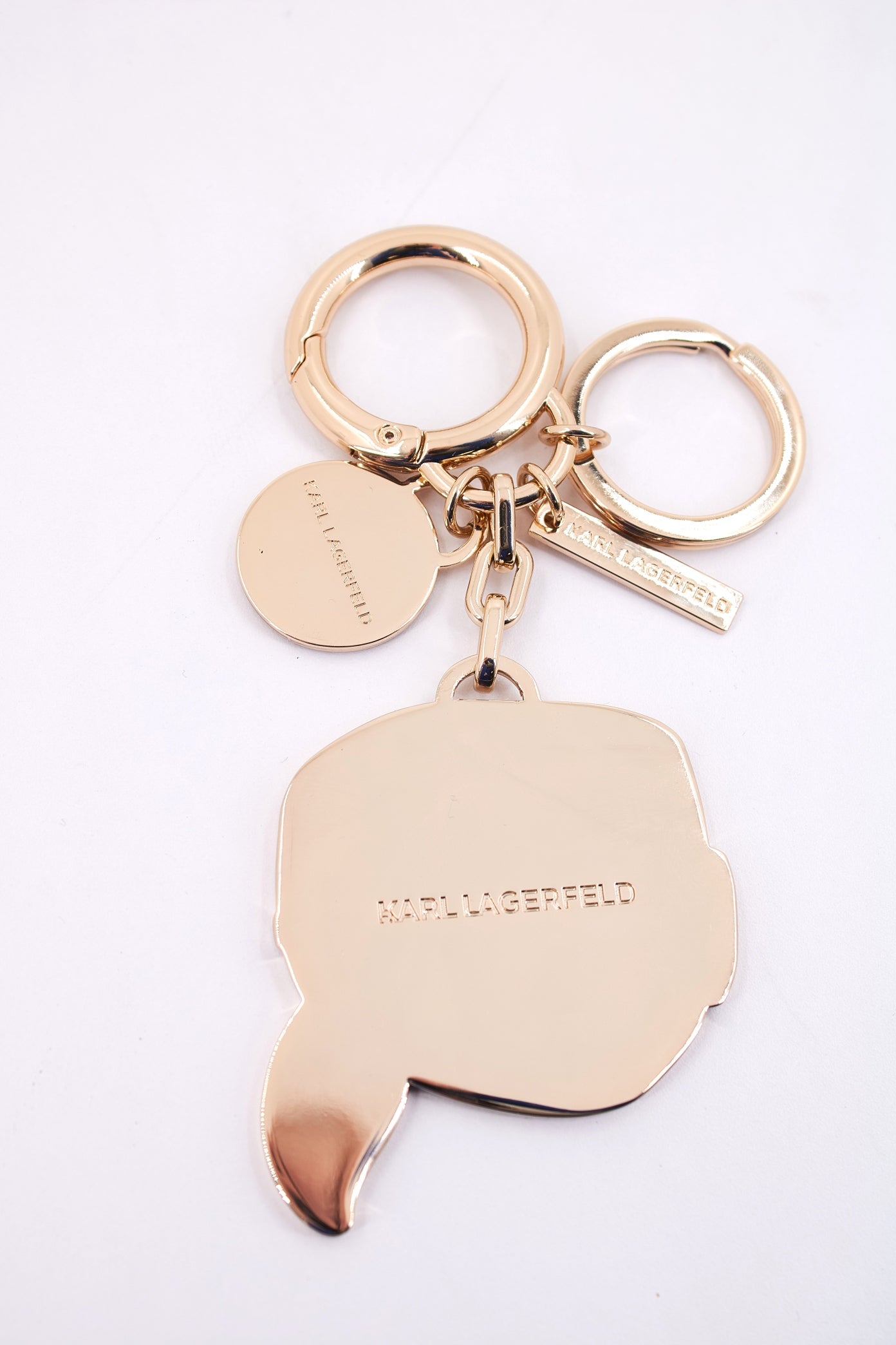 KARL LAGERFELD IKON CHARM KEYCHAIN en color ORO  (2)