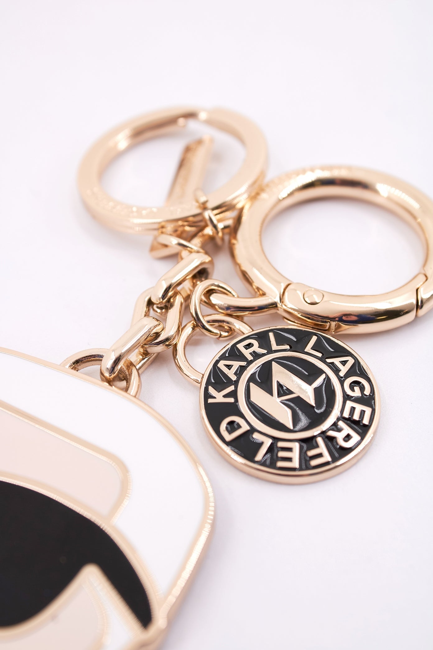 KARL LAGERFELD IKON CHARM KEYCHAIN en color ORO  (3)