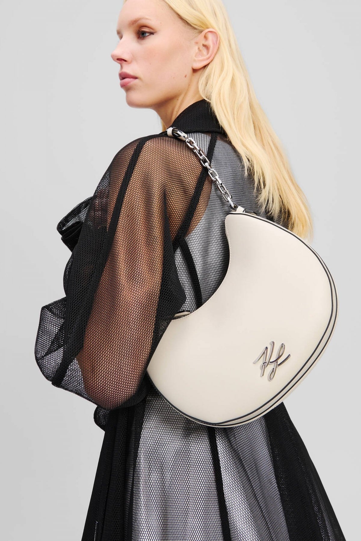 KARL LAGERFELD AUTOGRAPH MOON SHOULDER BA en color BEIS  (4)