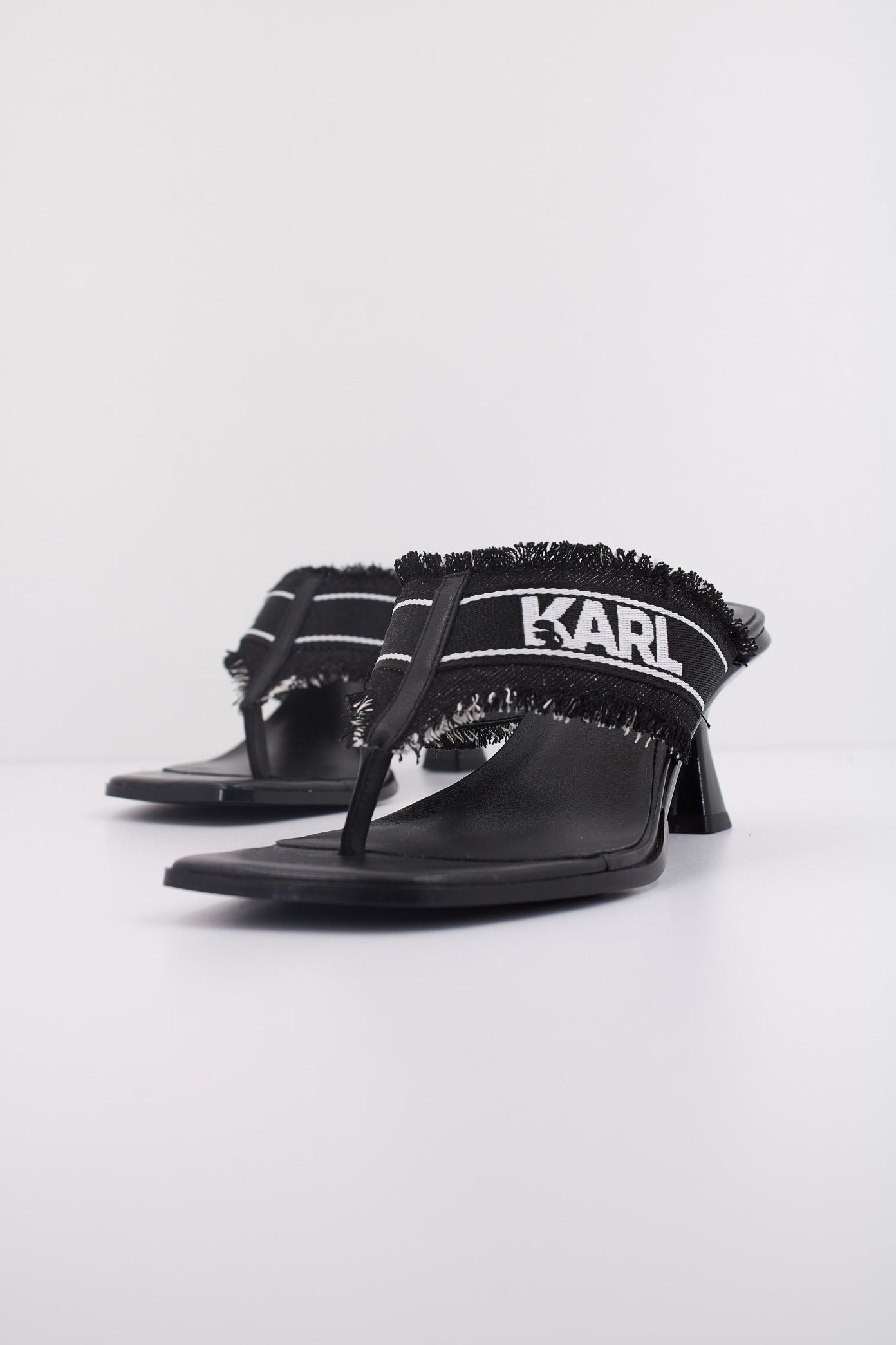 KARL LAGERFELD PANACHE II BORDER SLIDE en color NEGRO  (2)