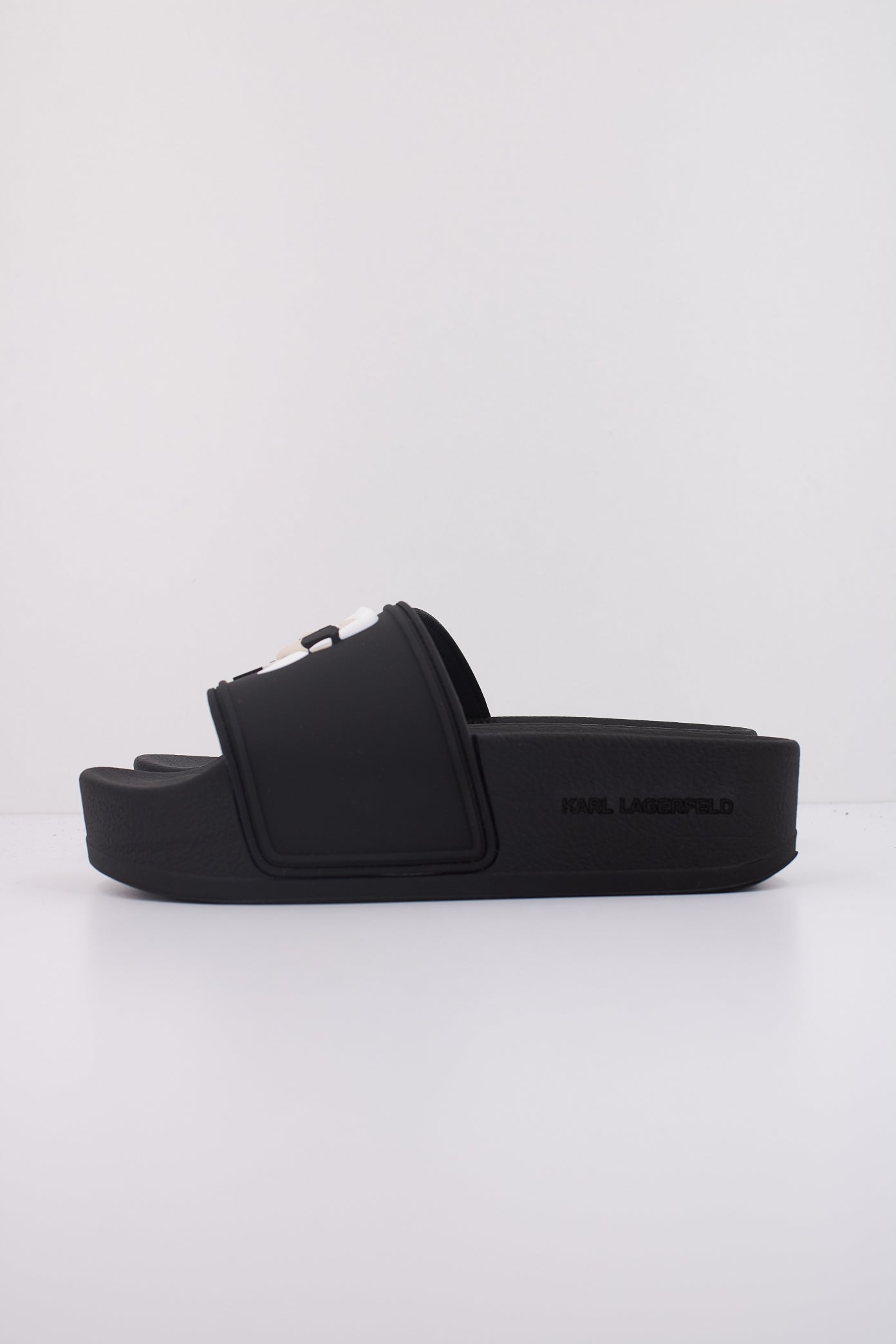 KARL LAGERFELD KONDO MAXI KARL NFT SLIDE en color NEGRO  (1)