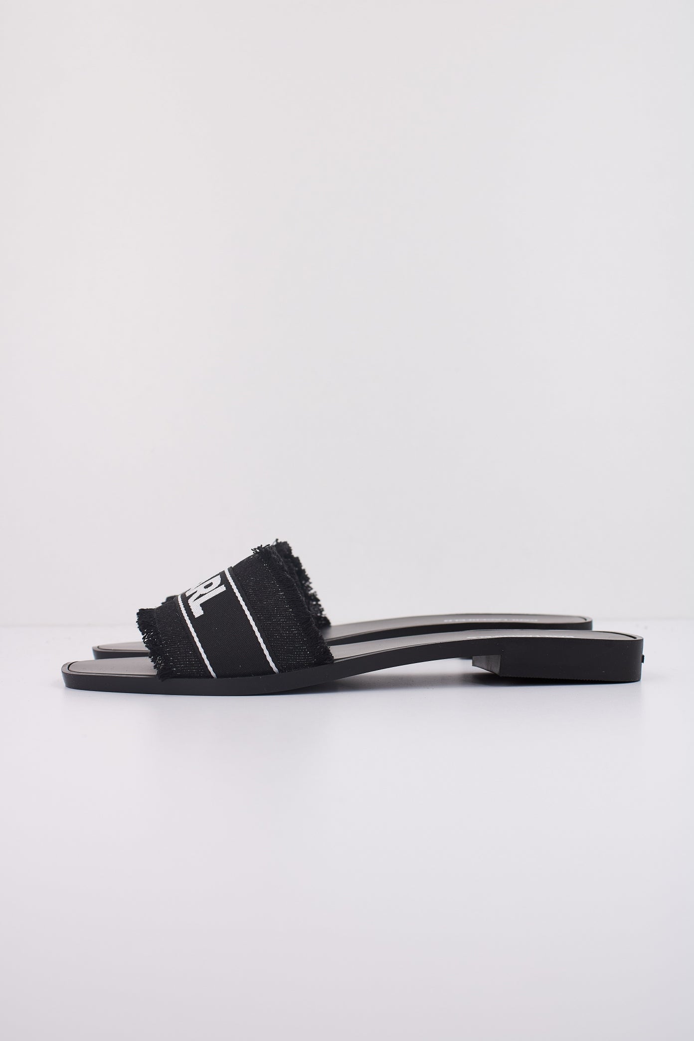 KARL LAGERFELD SKOOT II BORDER SLIDE en color NEGRO  (1)