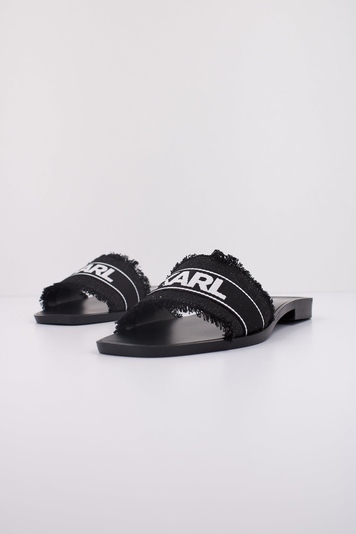 KARL LAGERFELD SKOOT II BORDER SLIDE en color NEGRO  (2)