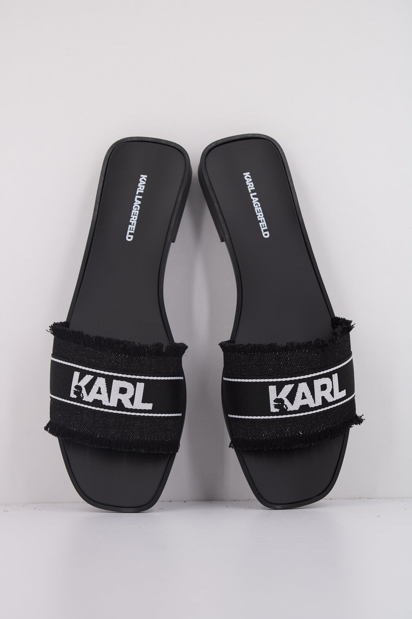 KARL LAGERFELD SKOOT II BORDER SLIDE en color NEGRO  (3)